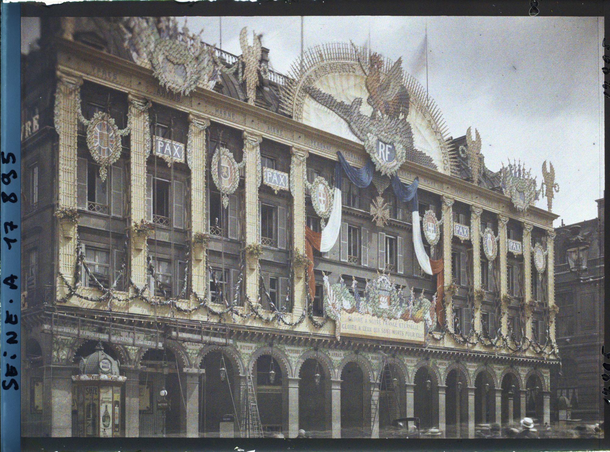 Image représentant Décorations sur les magasins du Louvre place du Palais-Royal pour les fêtes de la Victoire des 13 et 14 juillet 1919