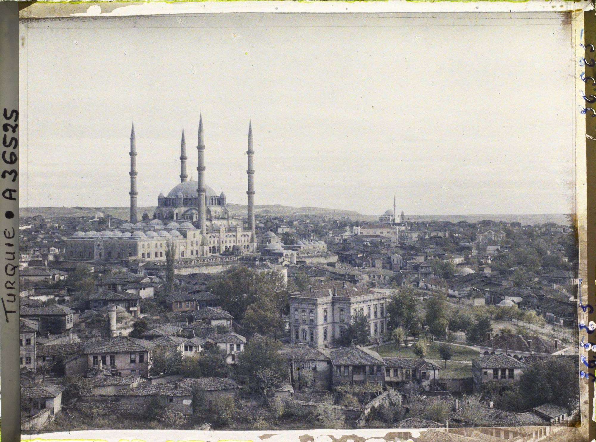 Image représentant Panorama sur la ville, dominée par Selimiye Camii (Mosquée du Sultan Selim II ou Grande Mosquée, 1569-1575)