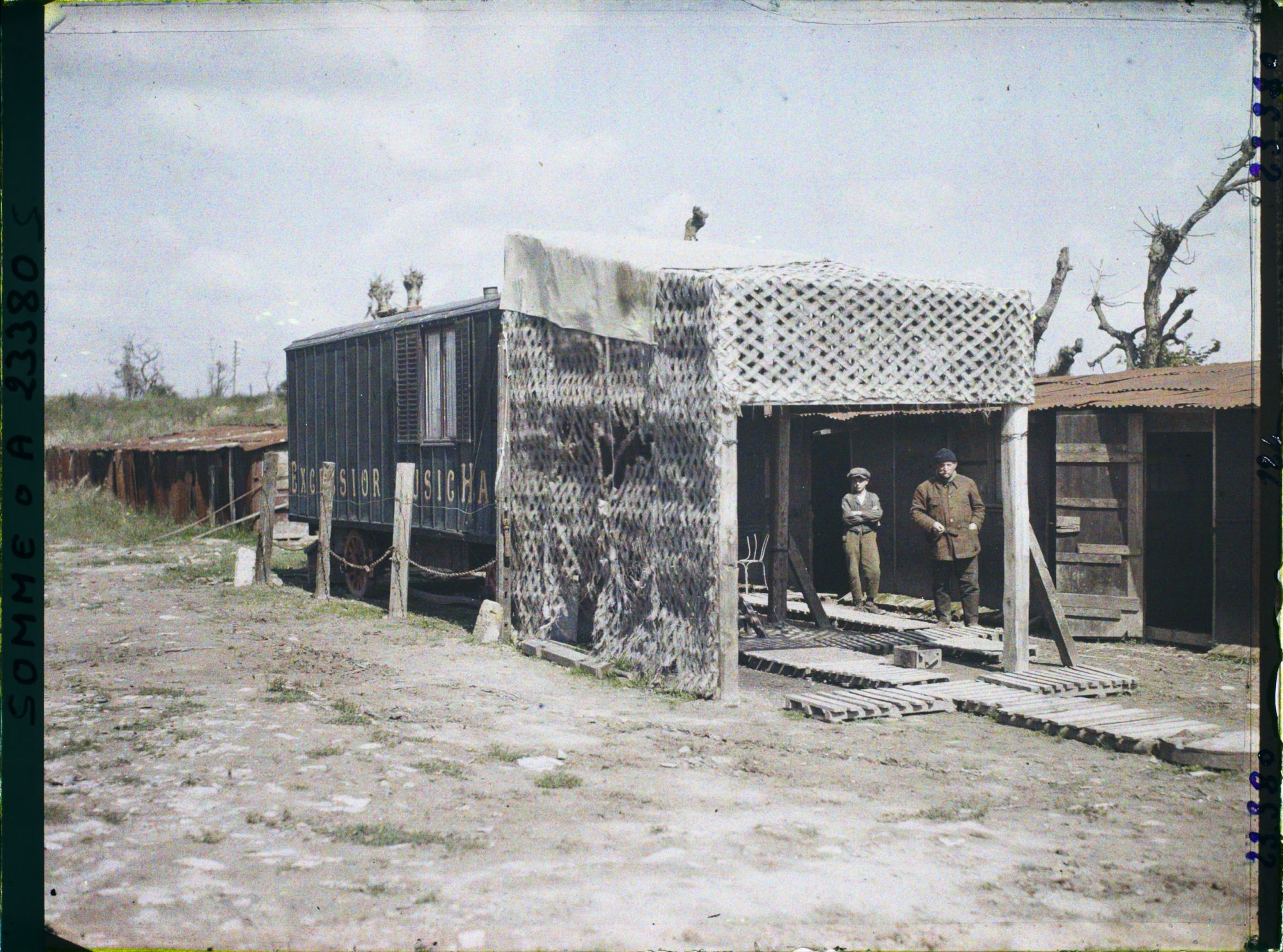 Image représentant France, Barleux, Roulotte servant d'habitation à un avocat et provenant d'un forain
