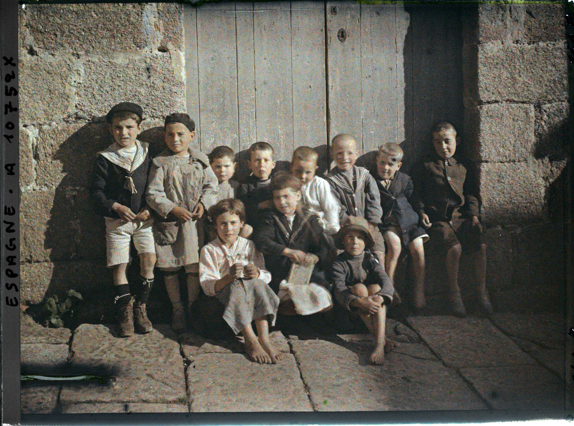 Image représentant Espagne, La Corogne, Bande de gosses dont des blonds aux yeux bleus