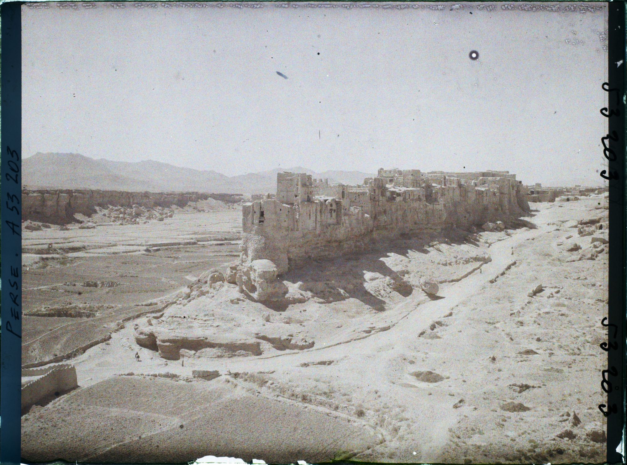Image représentant Le complexe (ou château ?) d'Izadkhast au sommet d'une haute falaise (époque sassanide : III-VIIe siècles)