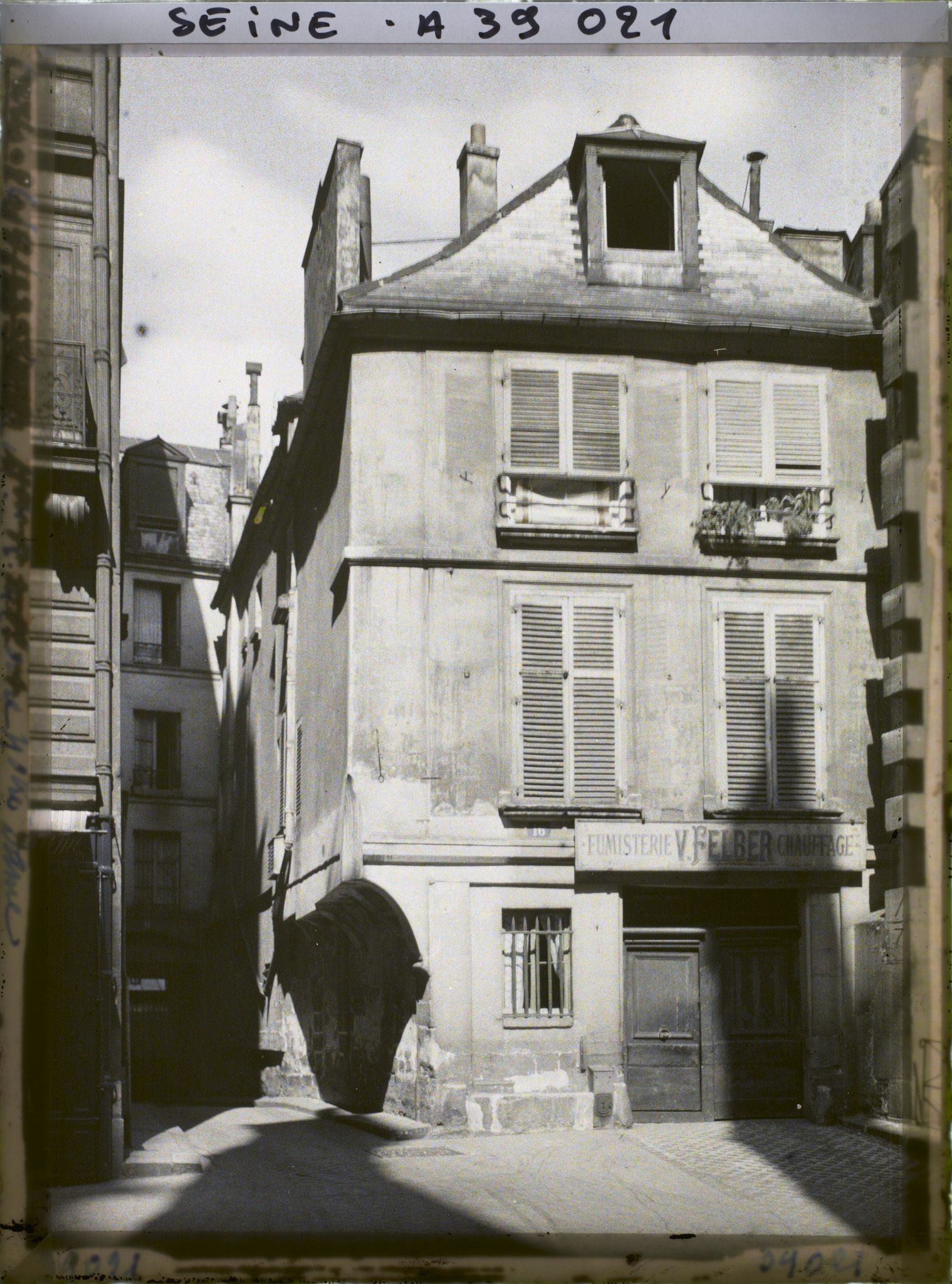 Image représentant Une vieille maison au n°16 rue du Cloître-Notre-Dame