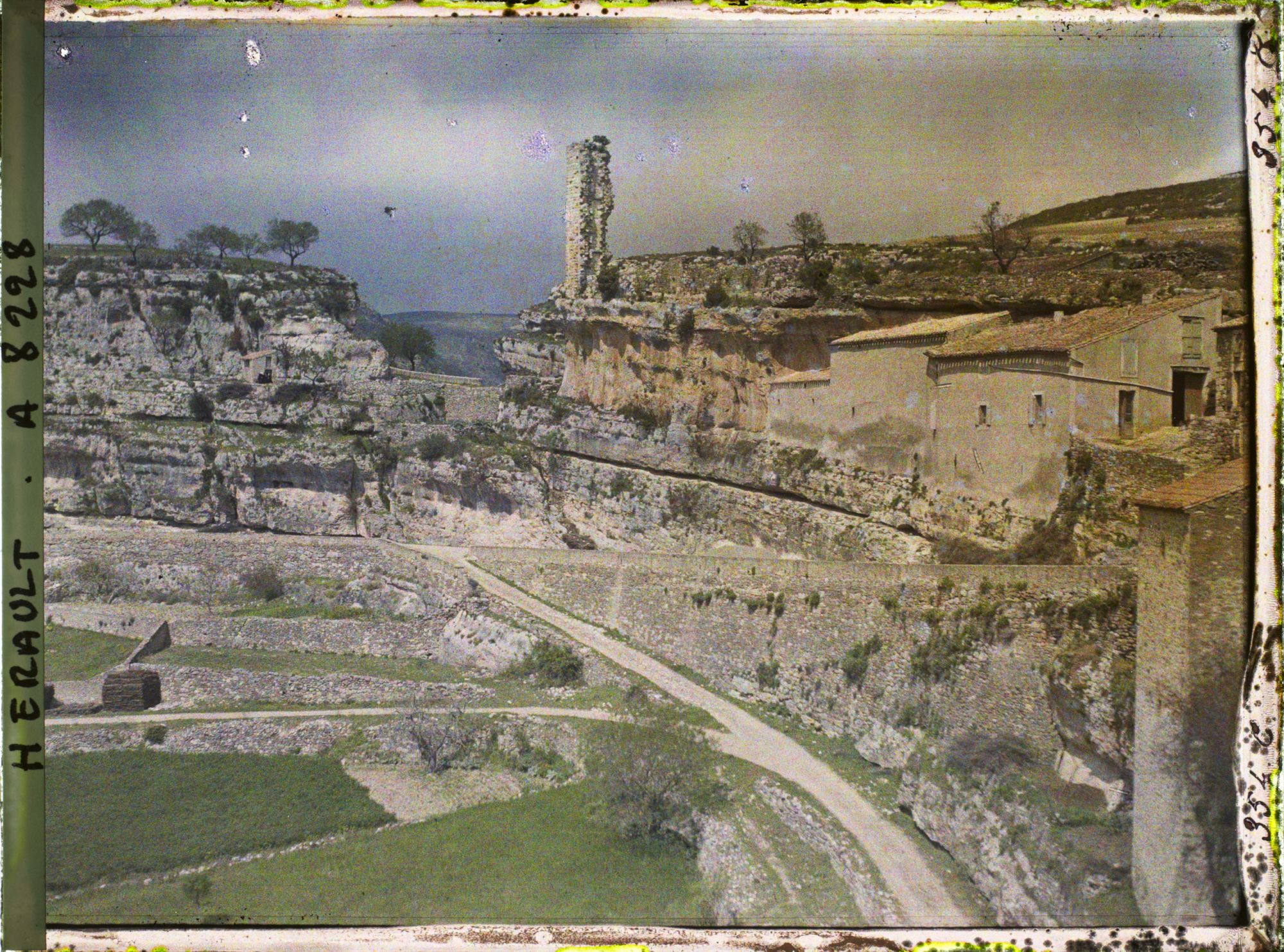 Image représentant Vestiges du château primitif, avec la tour dite Candela