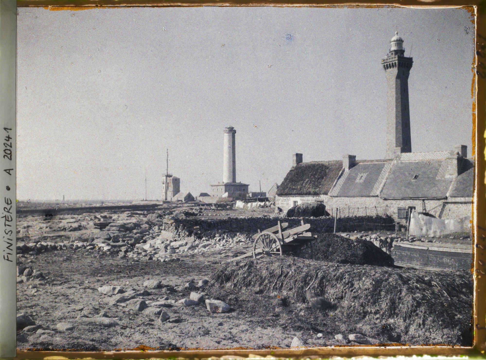 Image représentant Village de Saint-Pierre à la pointe de Penmarch avec, dans le lointain, la tourelle Men-Hir puis le sémaphore et la tour de la chapelle Saint-Pierre, le vieux phare de Penmarch et celui d'Eckmühl