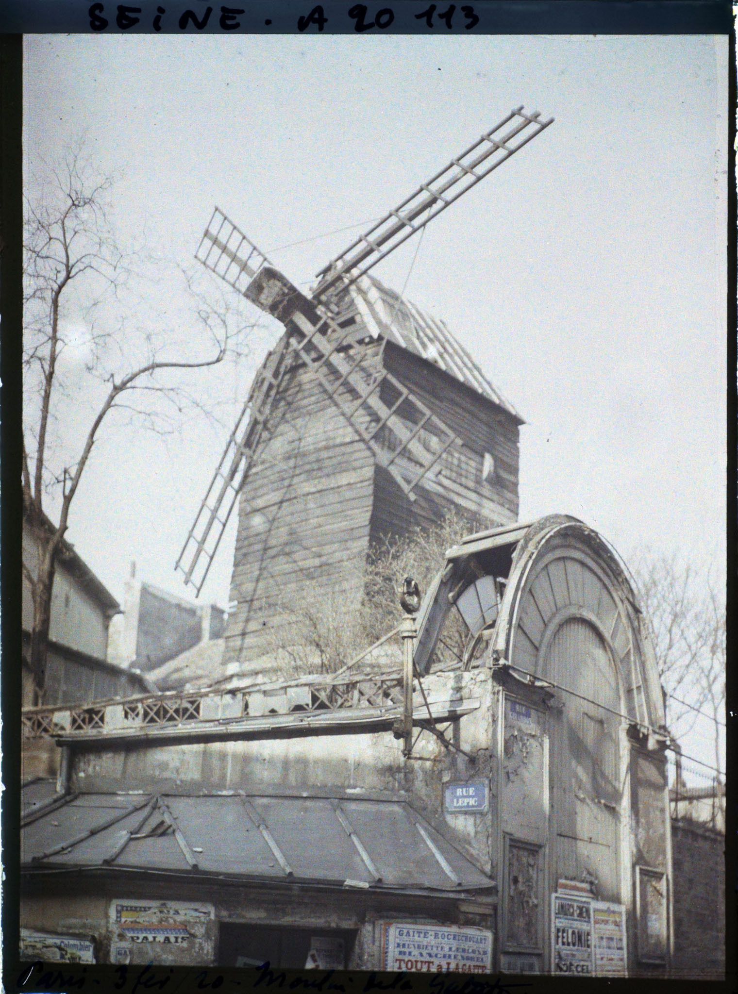 Image représentant Le moulin de la Galette, à l'angle des rues Lepic et Girardon