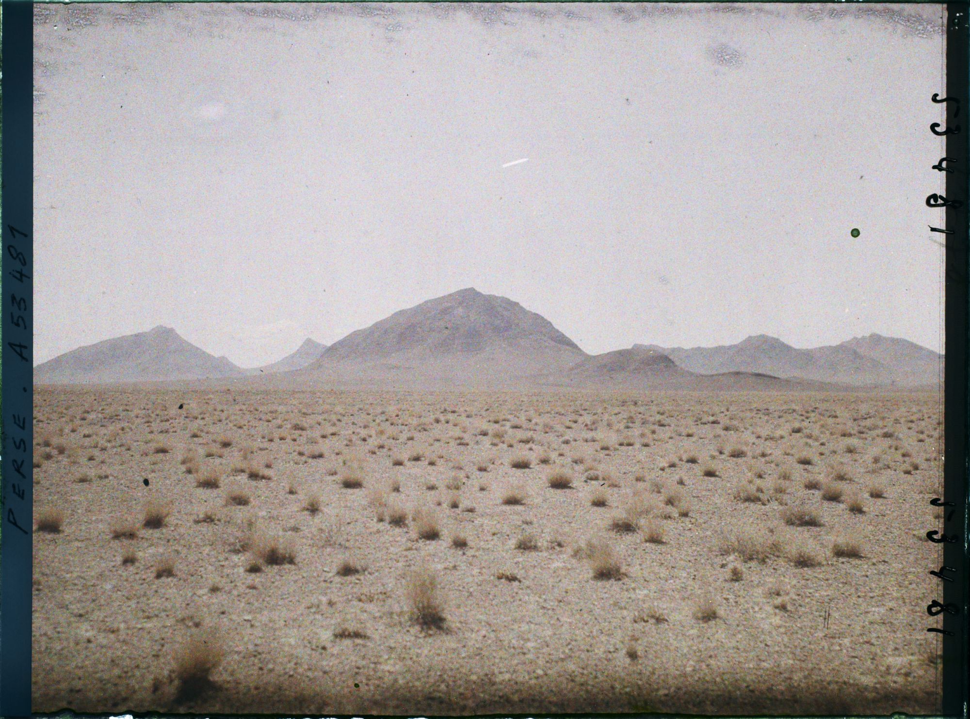 Image représentant Chaîne de montagnes sur le haut plateau persan (2 000 mètres d'altitude environ)