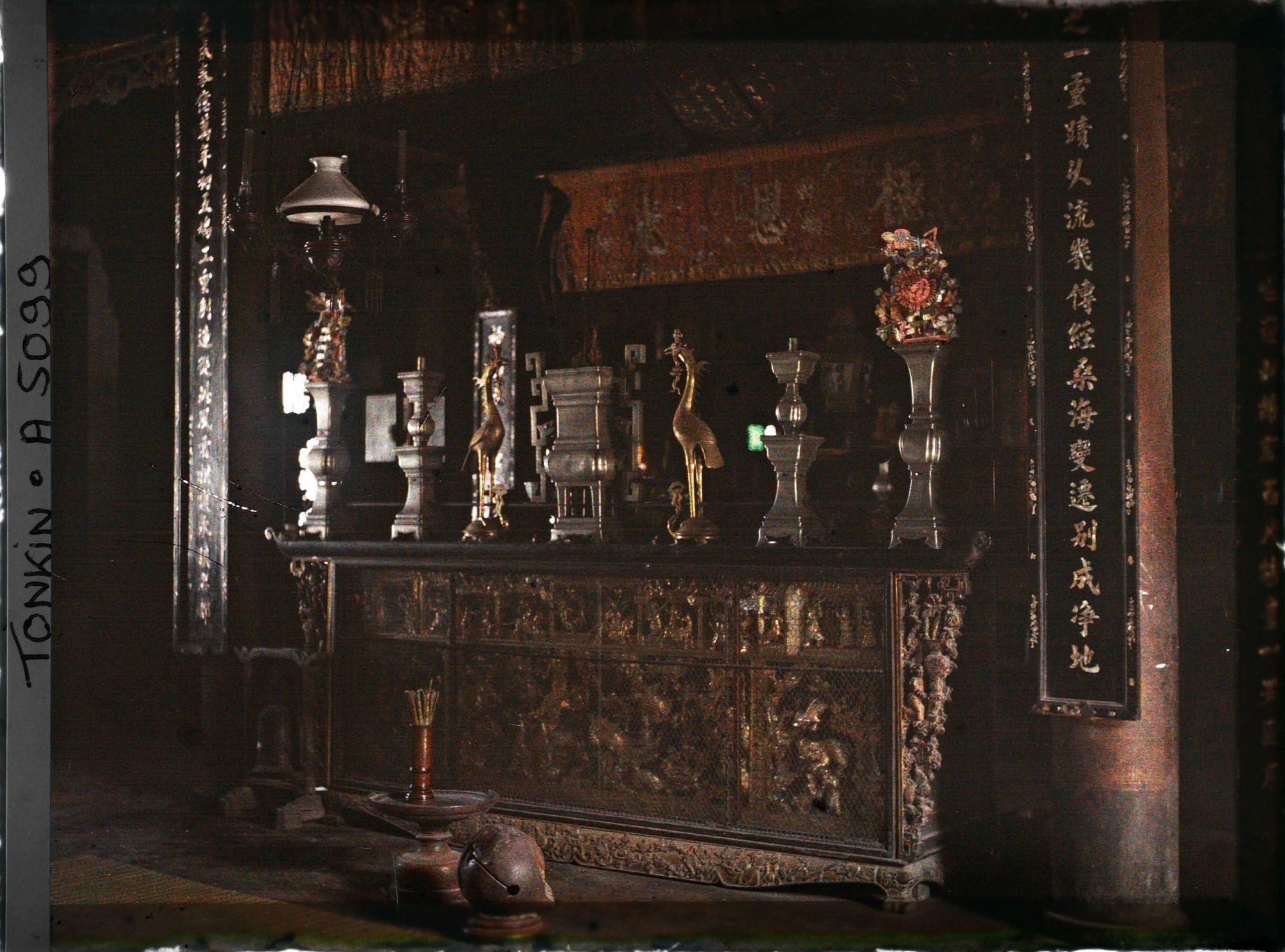 Image représentant Un autel au temple Chan-vu (ou Tran-vu) dans le quartier de la Citadelle (le Grand Lac)