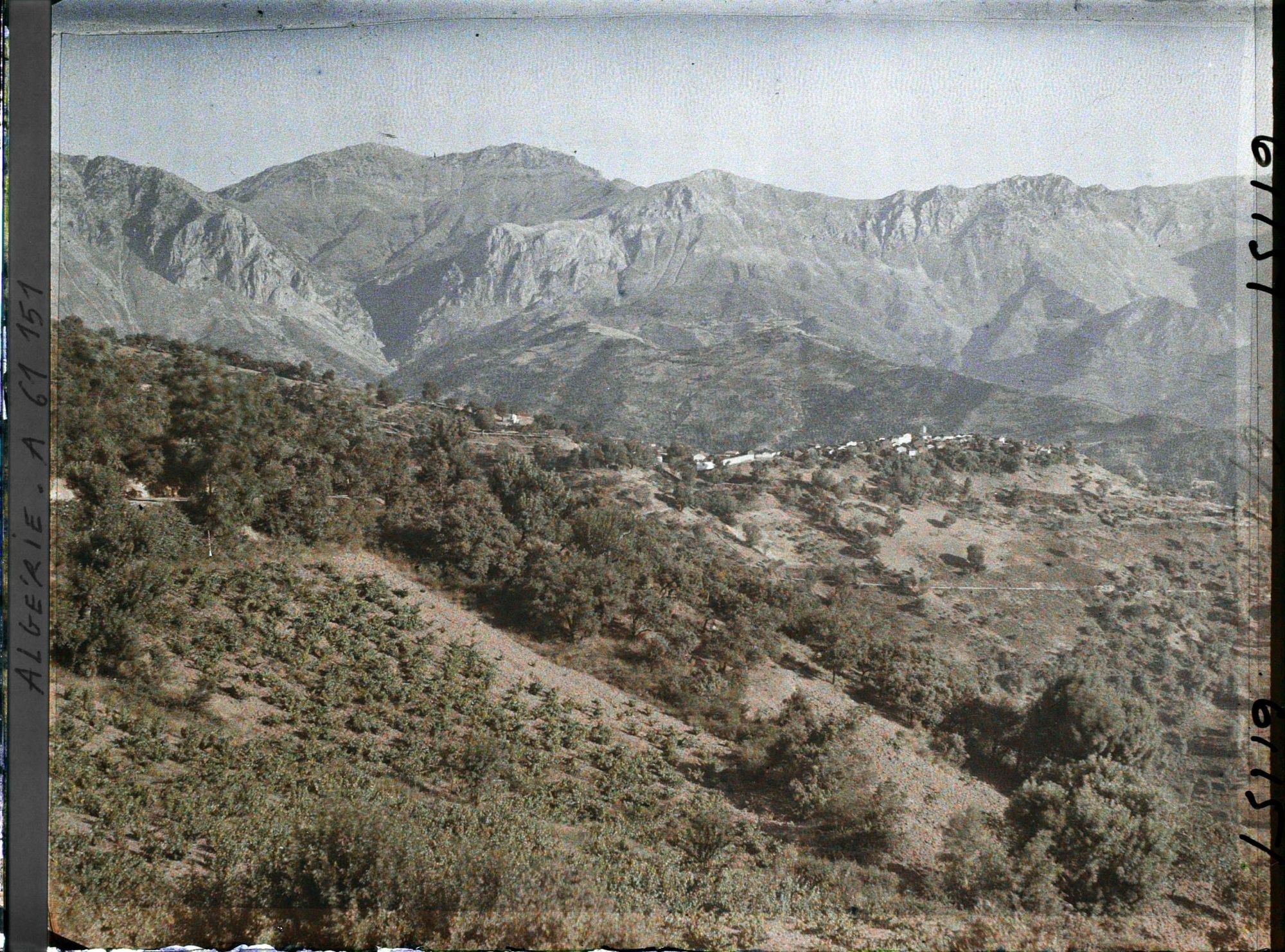 Image représentant Vue vers les crêtes de l'Azerou Tidjer et du village de Taourirt Amokrane