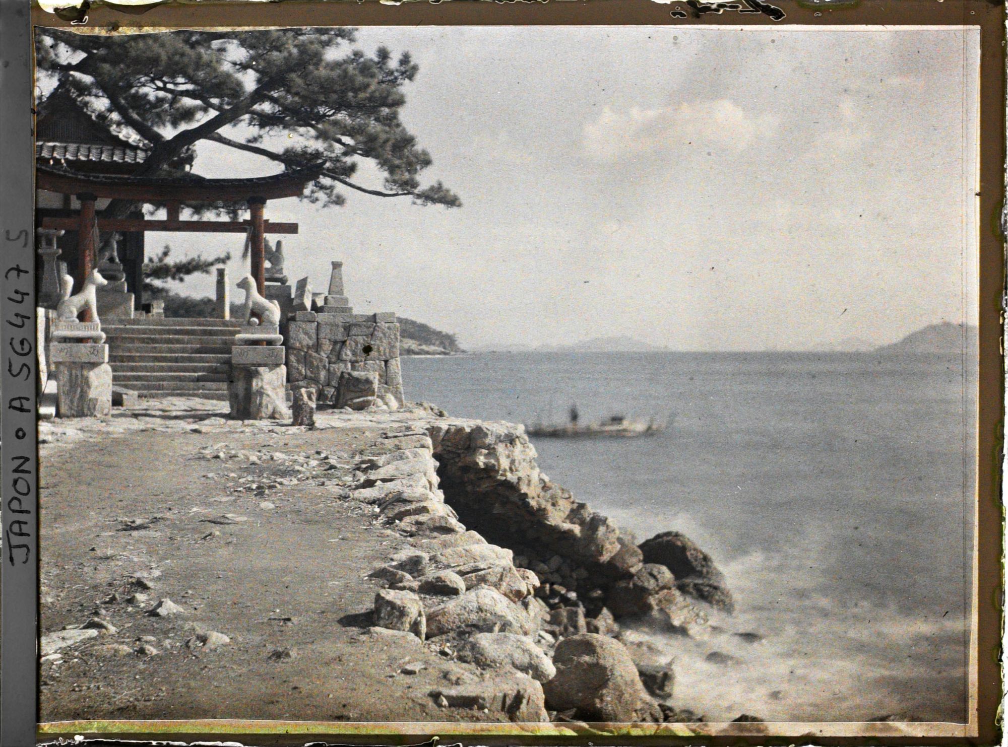 Image représentant Petit sanctuaire dédié à Inari sur le littoral de la mer intérieure