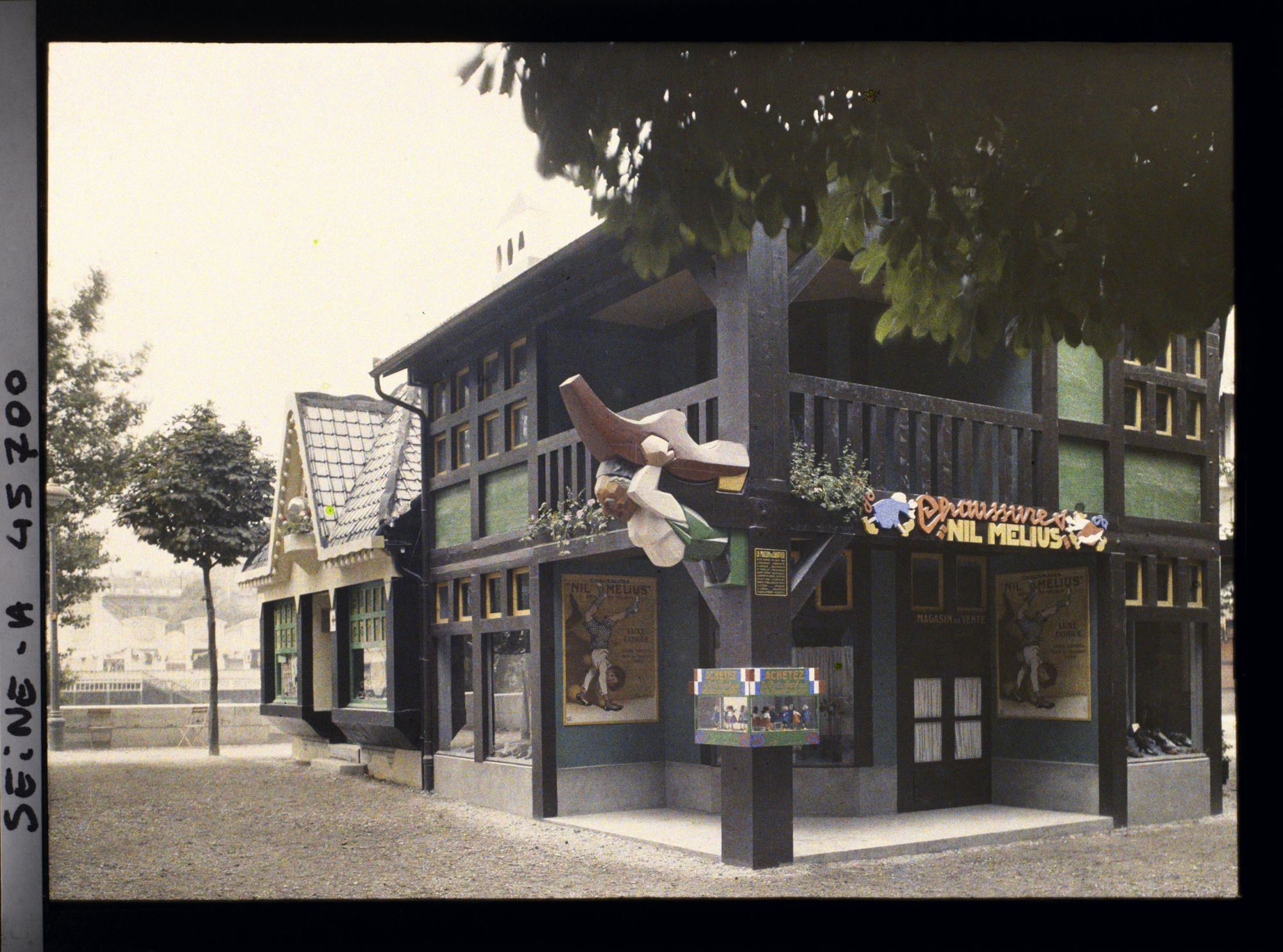 Image représentant L'Exposition des arts décoratifs, le Village français sous la direction de Charles Genuys, Maison du sabotier