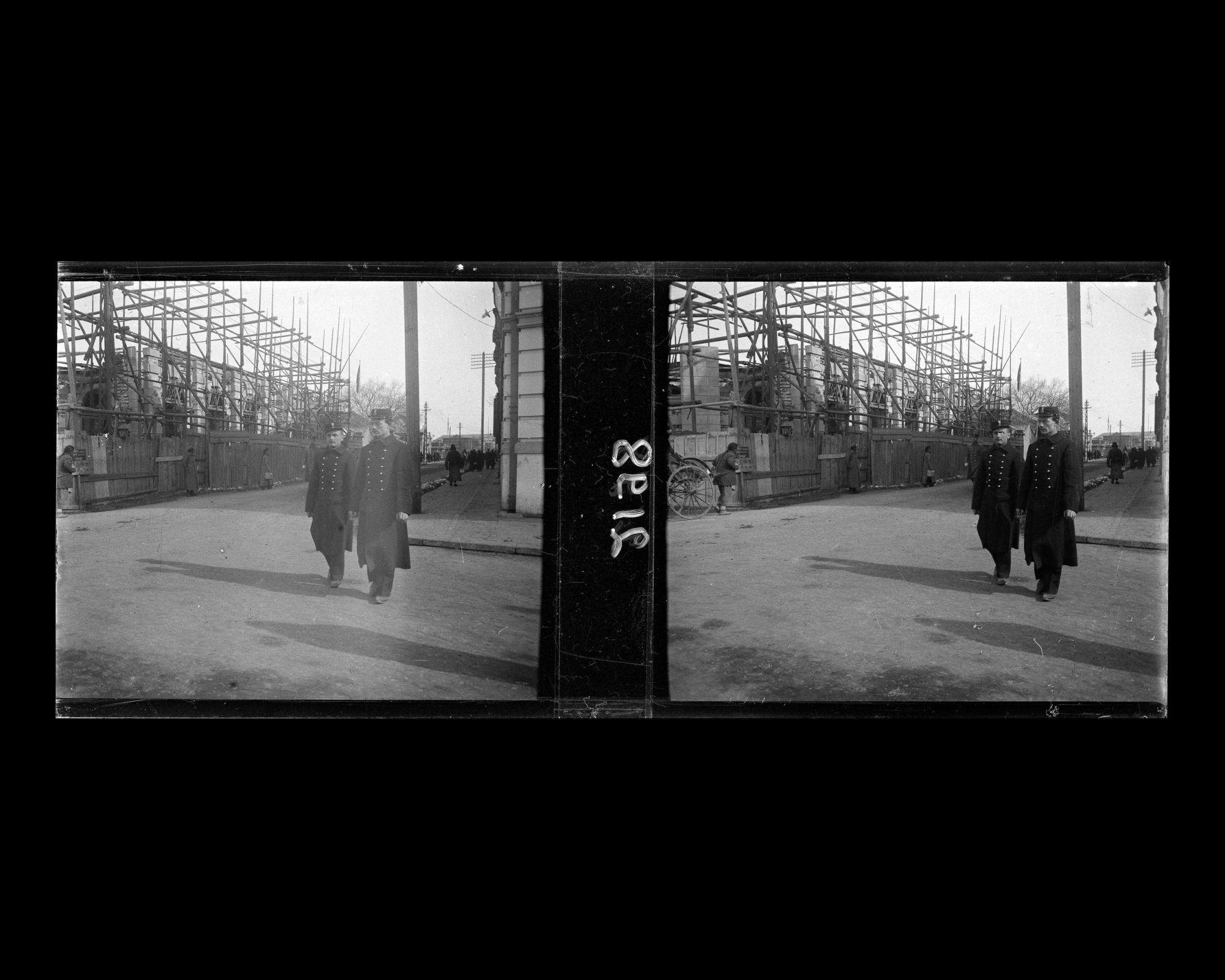 Image représentant Deux soldats de l'infanterie de marine française à l'angle de la rue des Légations et du Yuhe ("canal Impérial") dans le quartier des légations