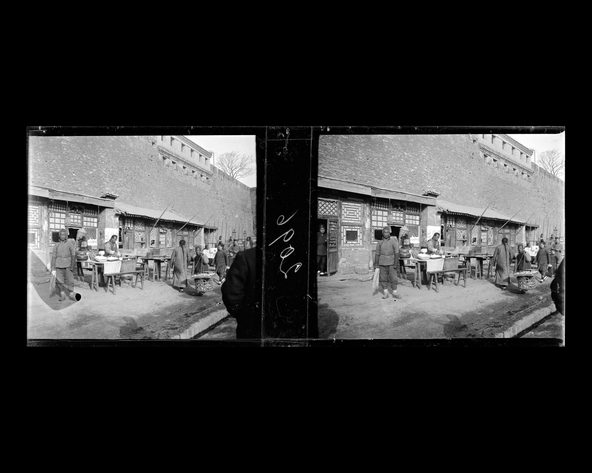 Image représentant Scène de rue sous les murs du bastion (wengcheng) de Xizhimen ("porte Droite de l'Ouest")