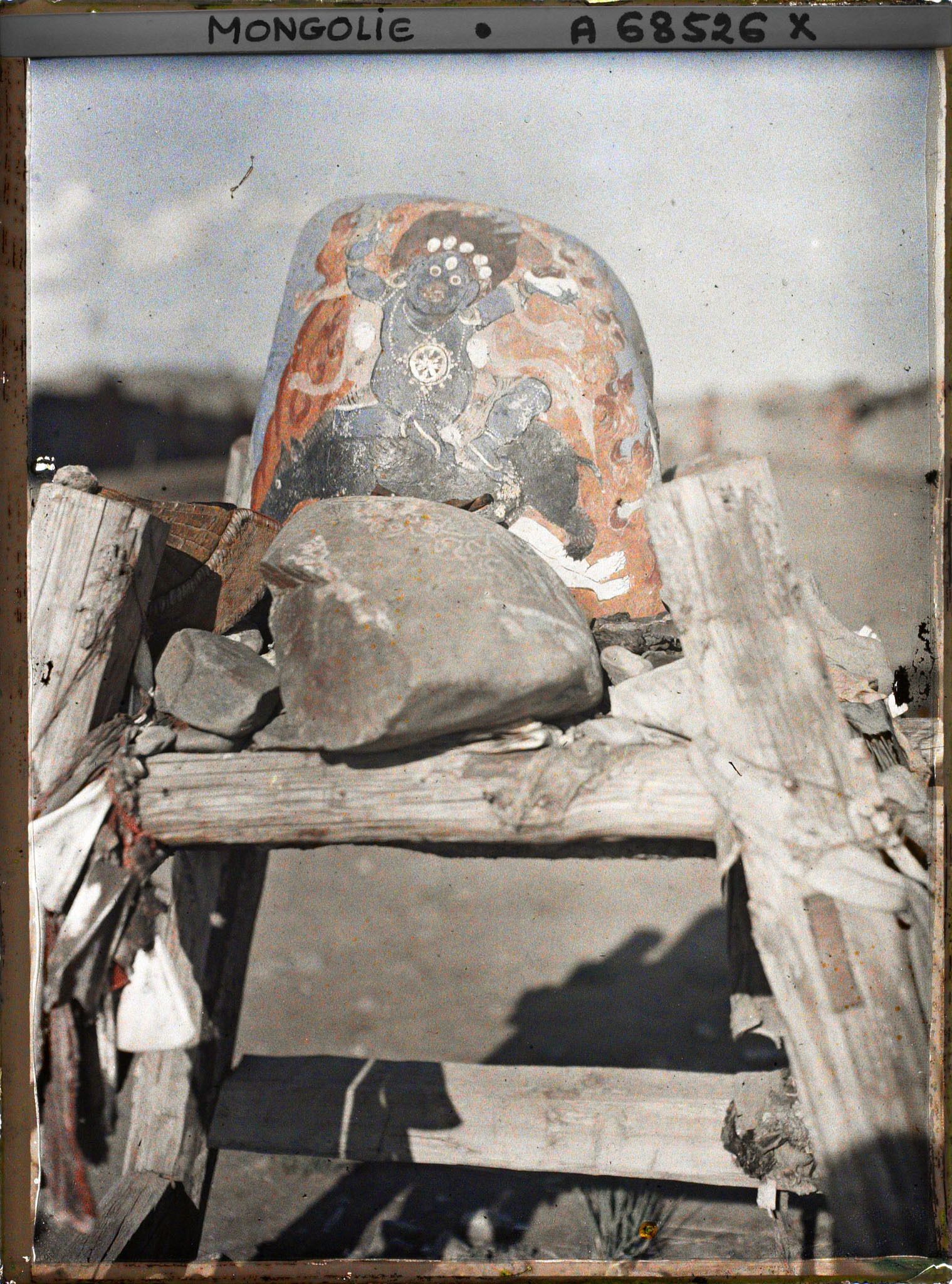 Image représentant Détail d'un petit autel ou un ex-voto consacré à une divinité du panthéon lamaïste