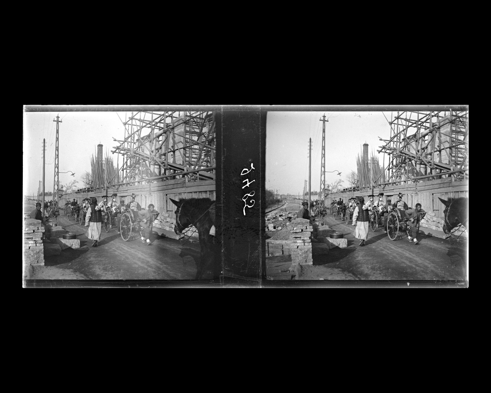 Image représentant Le quai de Yuhe ("canal Impérial"), à l'intersection de la rue Meiji et de la rue des Légations, dans le quartier des légations