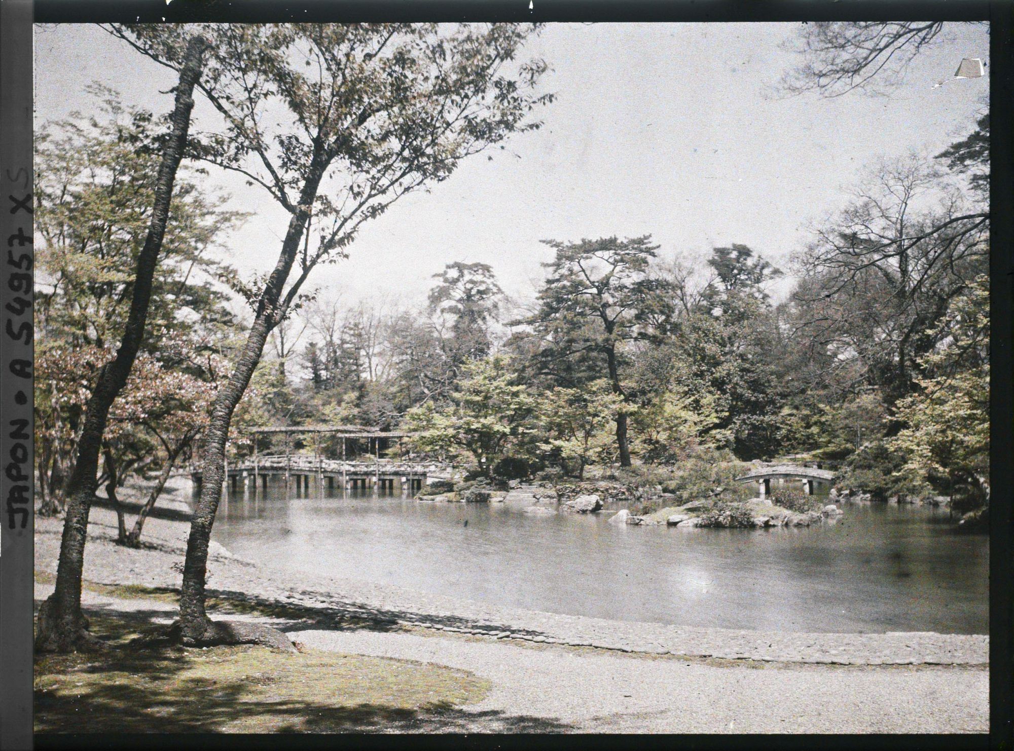 Image représentant Le palais impérial Sento (Sento-gosho) : le bassin sud et la plage de galets