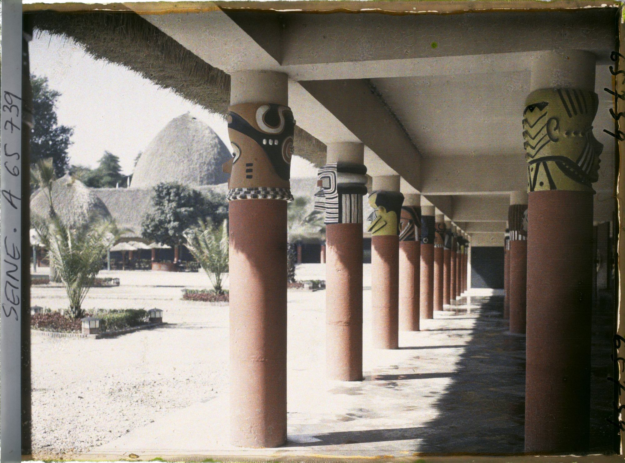 Image représentant L'Exposition Coloniale Internationale de 1931, la colonnade du pavillon du Congo belge