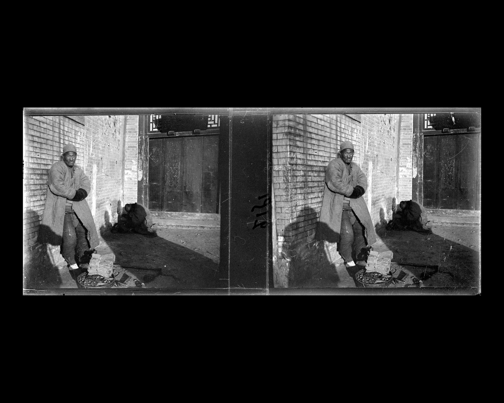 Image représentant Un artisan ambulant, peut-être un cordonnier.