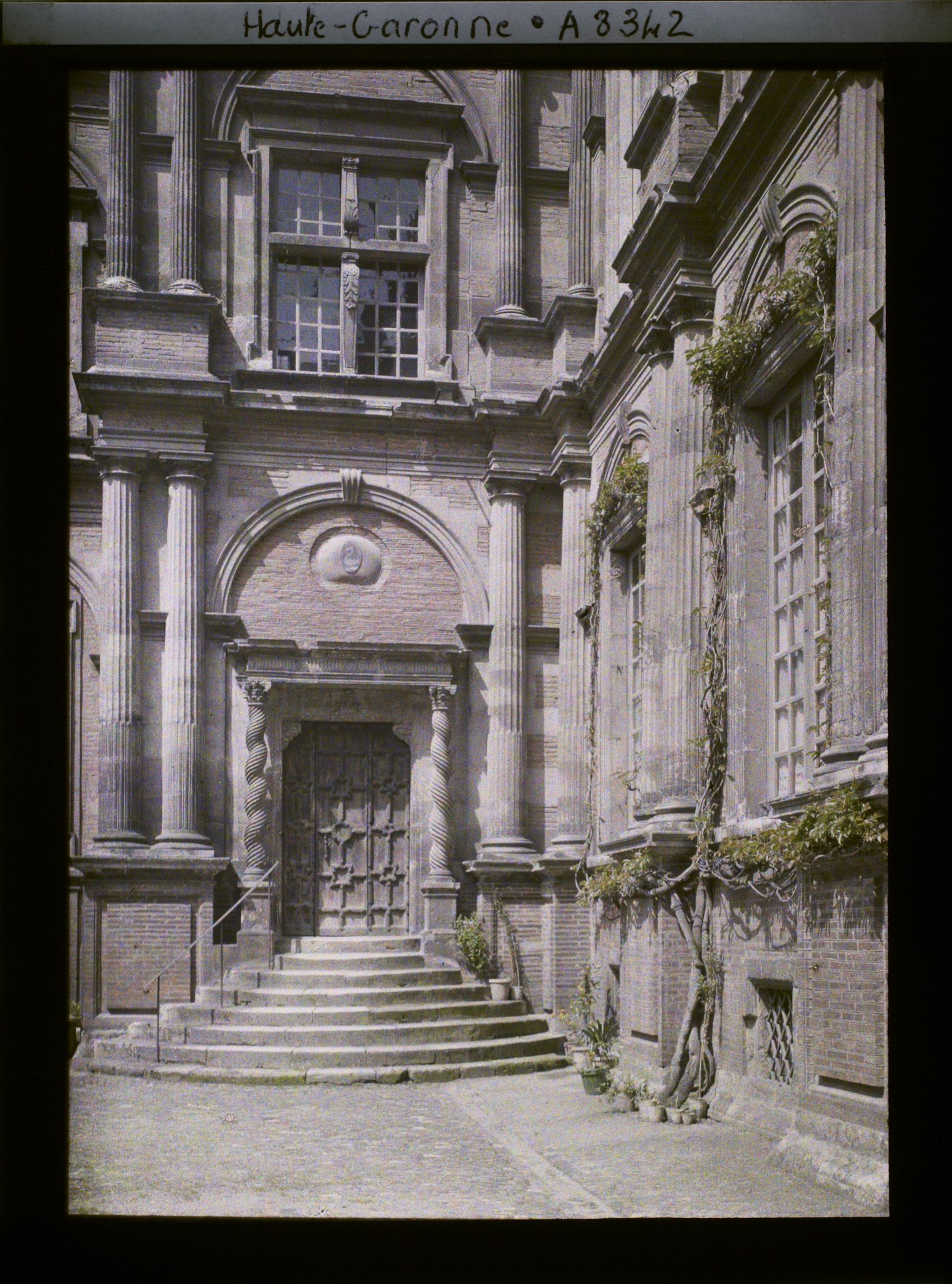 Image représentant La porte du grand perron de l'Hôtel de Bernuy