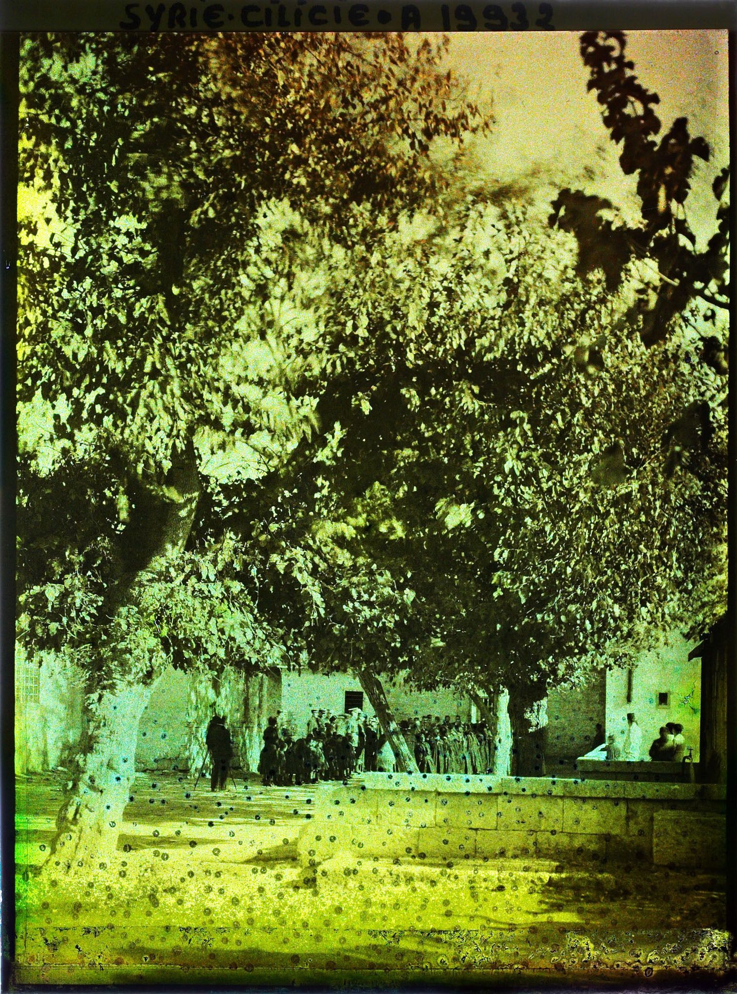 Image représentant Groupe d'écoliers pris en photo par deux opérateurs dans la cours de l'école près de l'église arménienne