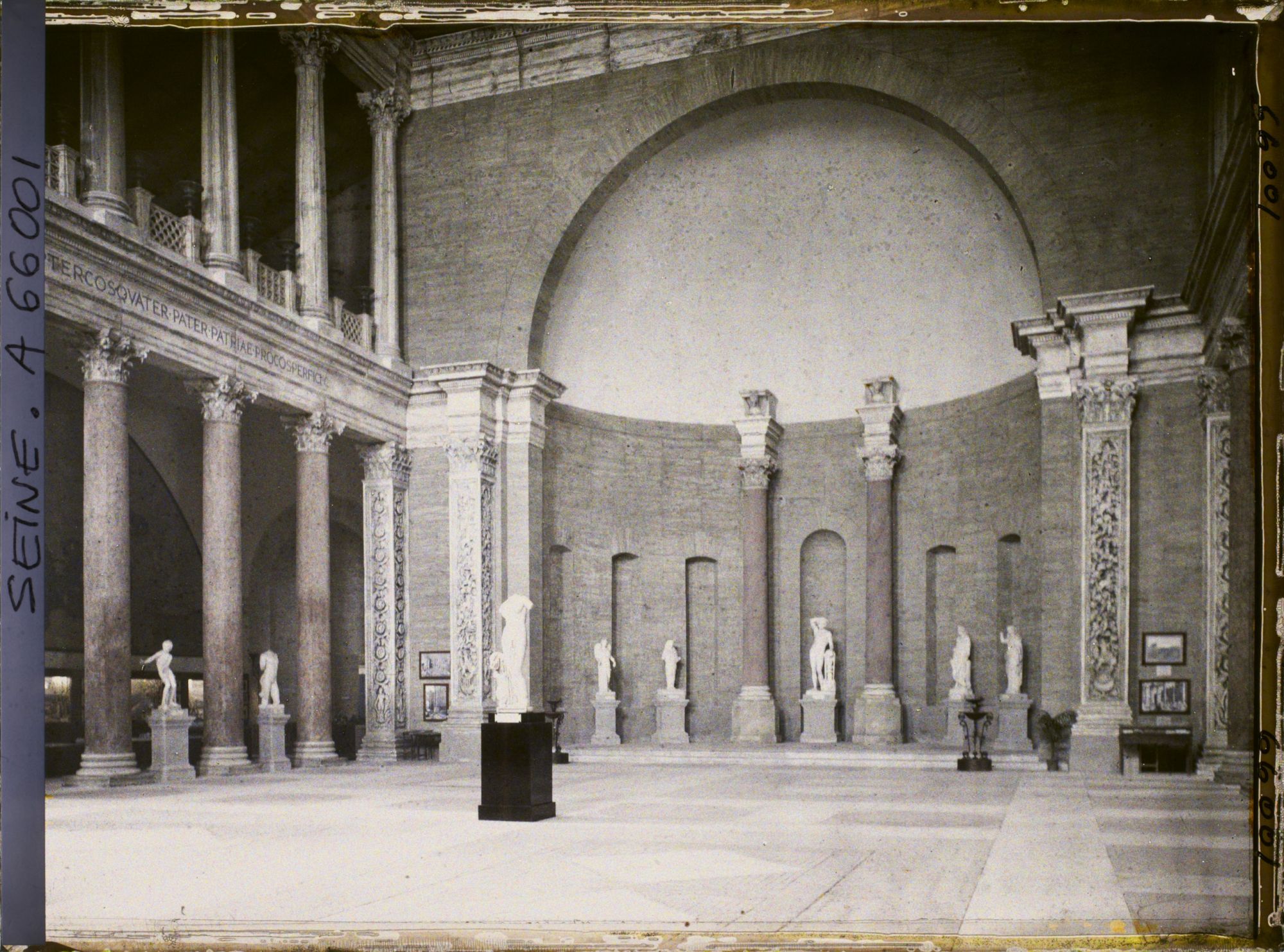 Image représentant L'Exposition Coloniale Internationale de 1931, la grande salle du pavillon de l'Italie