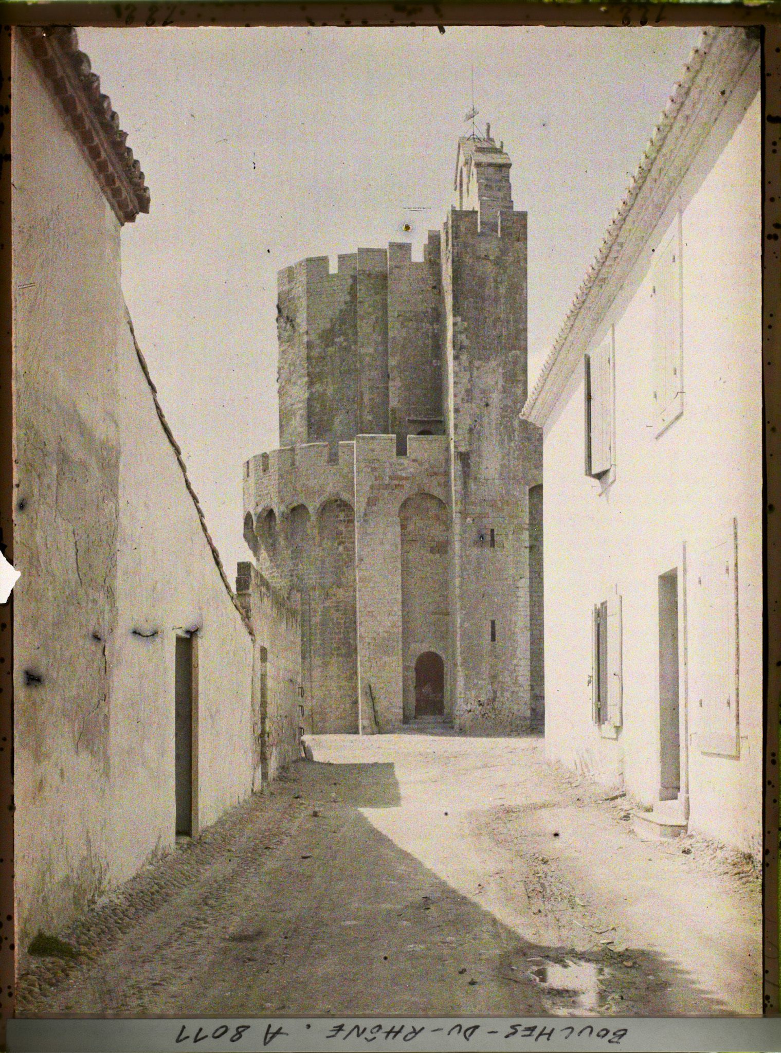 Image représentant L'église fortifiée Notre-Dame-de-la-Mer, vue prise de la rue Chardon Rieu