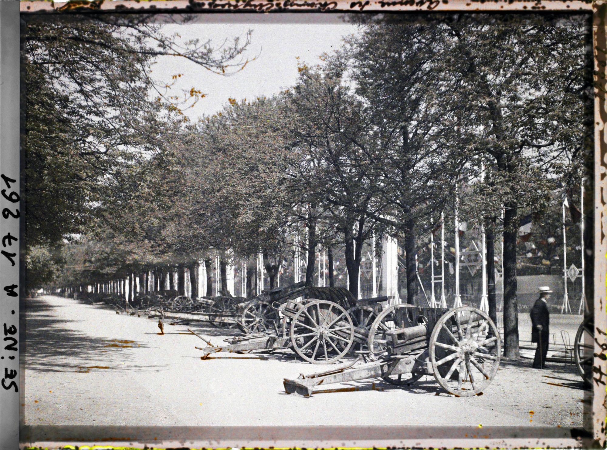 Image représentant Canons avenue des Champs-Elysées pour les fêtes de la Victoire des 13 et 14 juillet