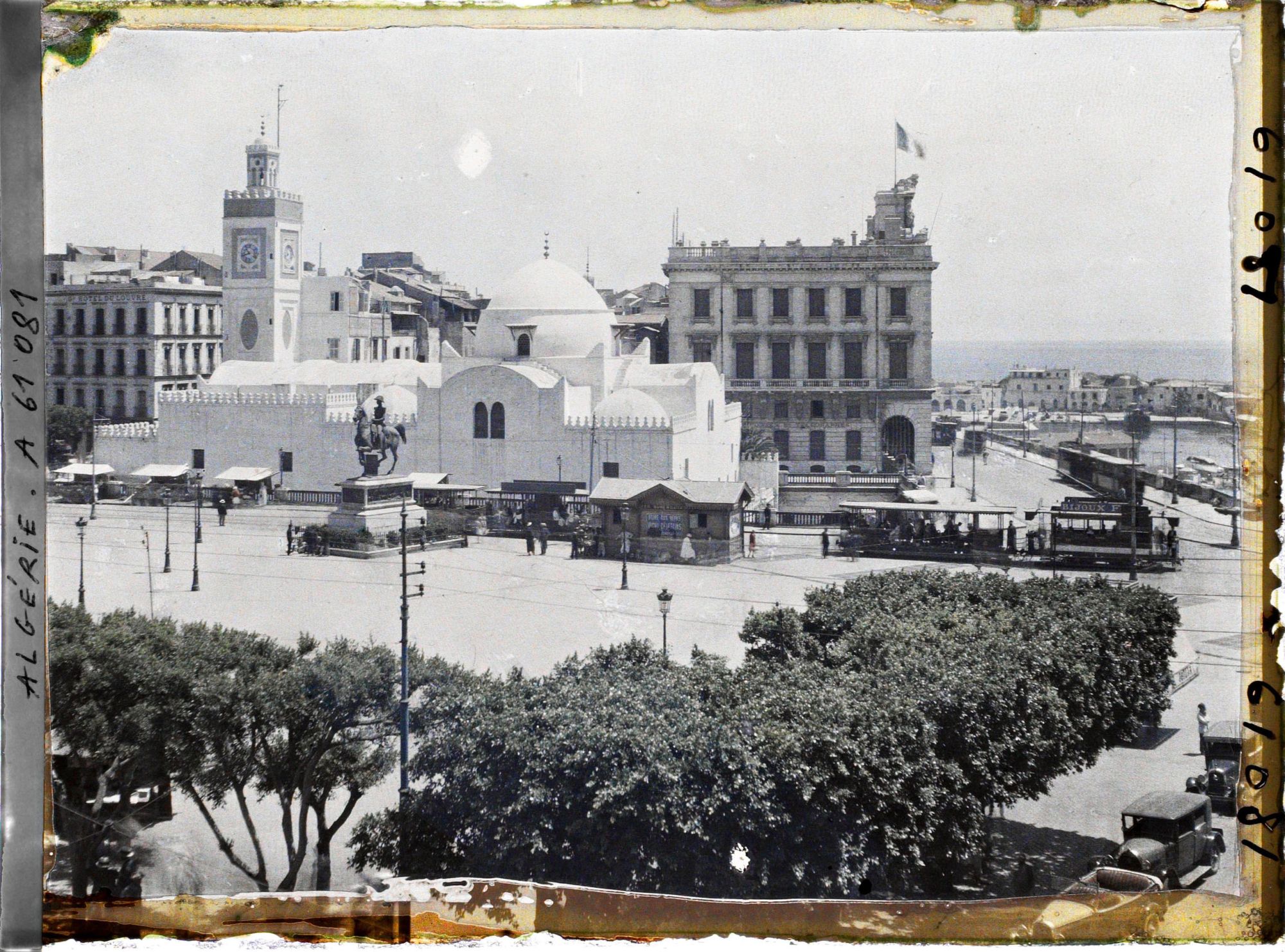 Image représentant La place du Gouvernement et la mosquée de la Pêcherie