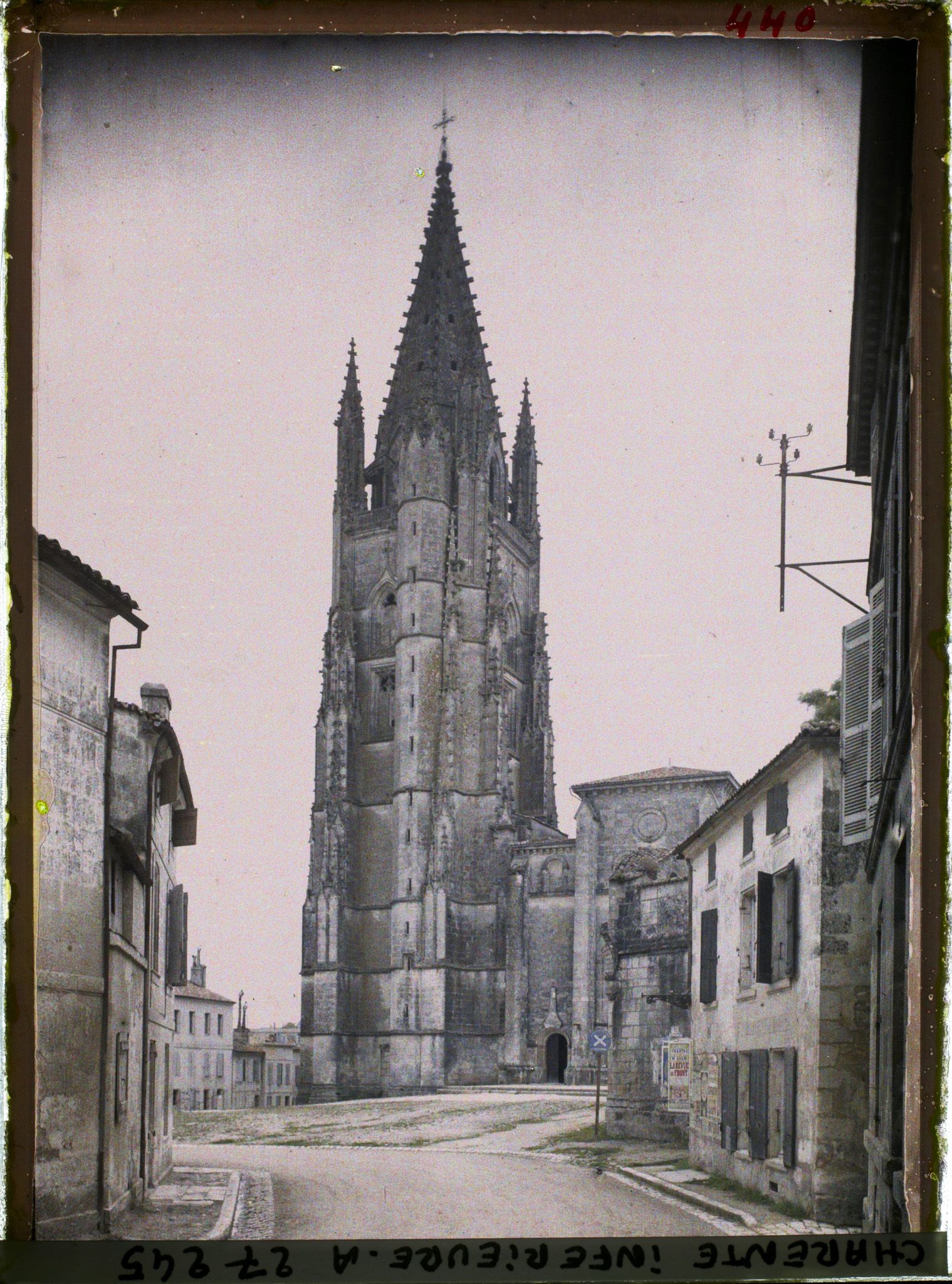 Image représentant La basilique Saint-Eutrope, vue prise depuis le 19 rue Saint-Eutrope