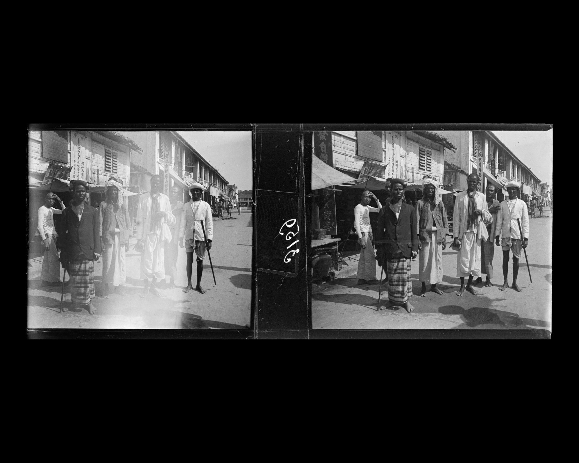 Image représentant Groupe posant dans le quartier commerçant