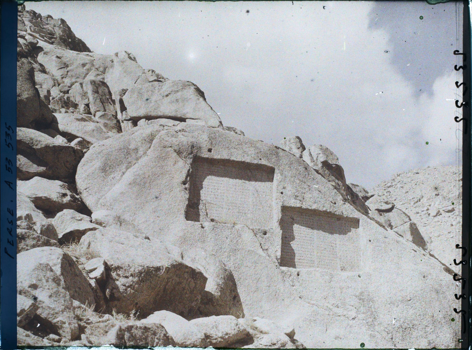 Image représentant Les inscriptions antiques Ganj-Nameh (le livre du trésor), sur les flancs du Kuh-e Alvand