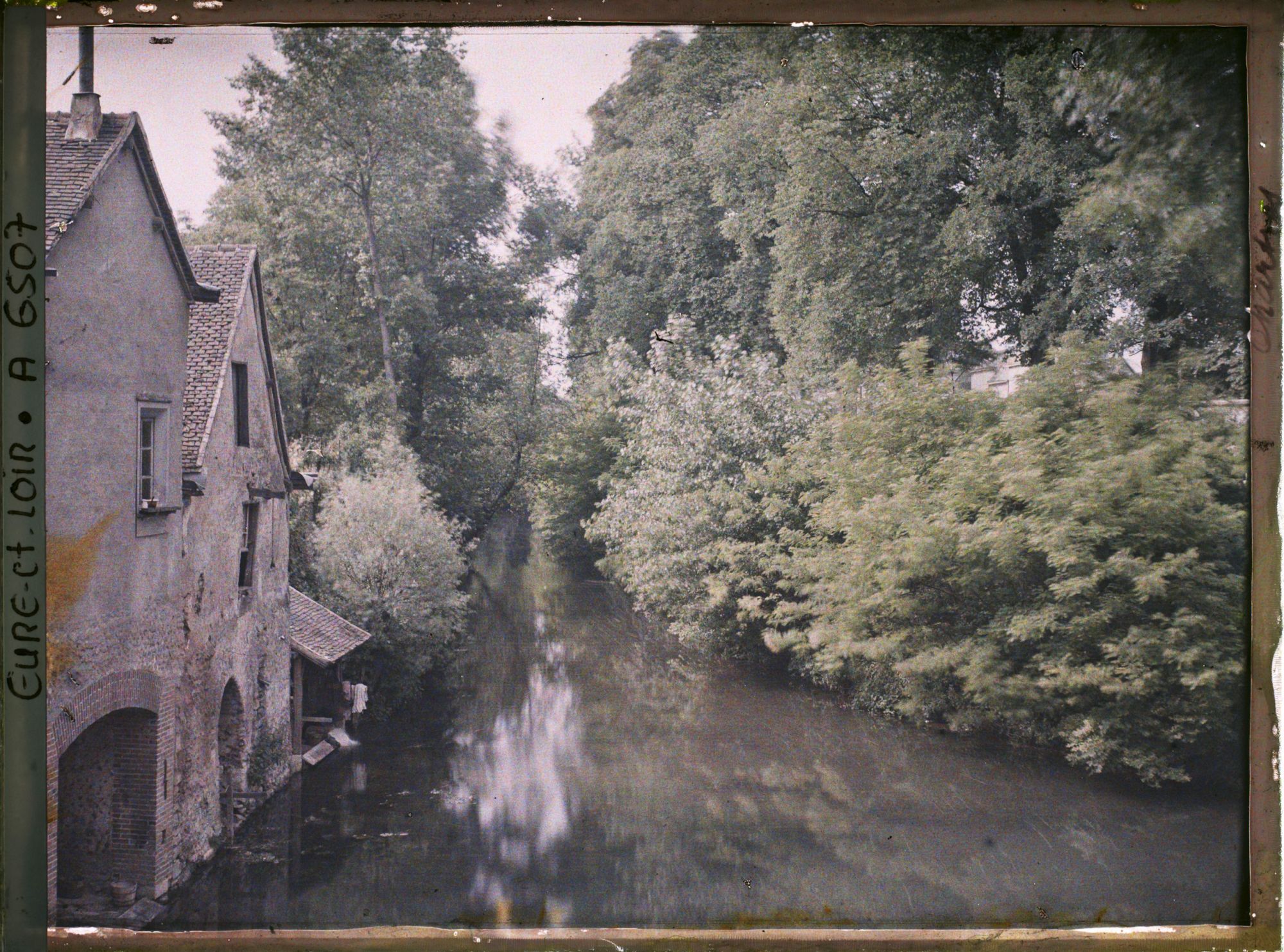 Image représentant Lavoirs au bord de l'Eure, prise de vue faite probablement depuis la rue des Trois Moulins