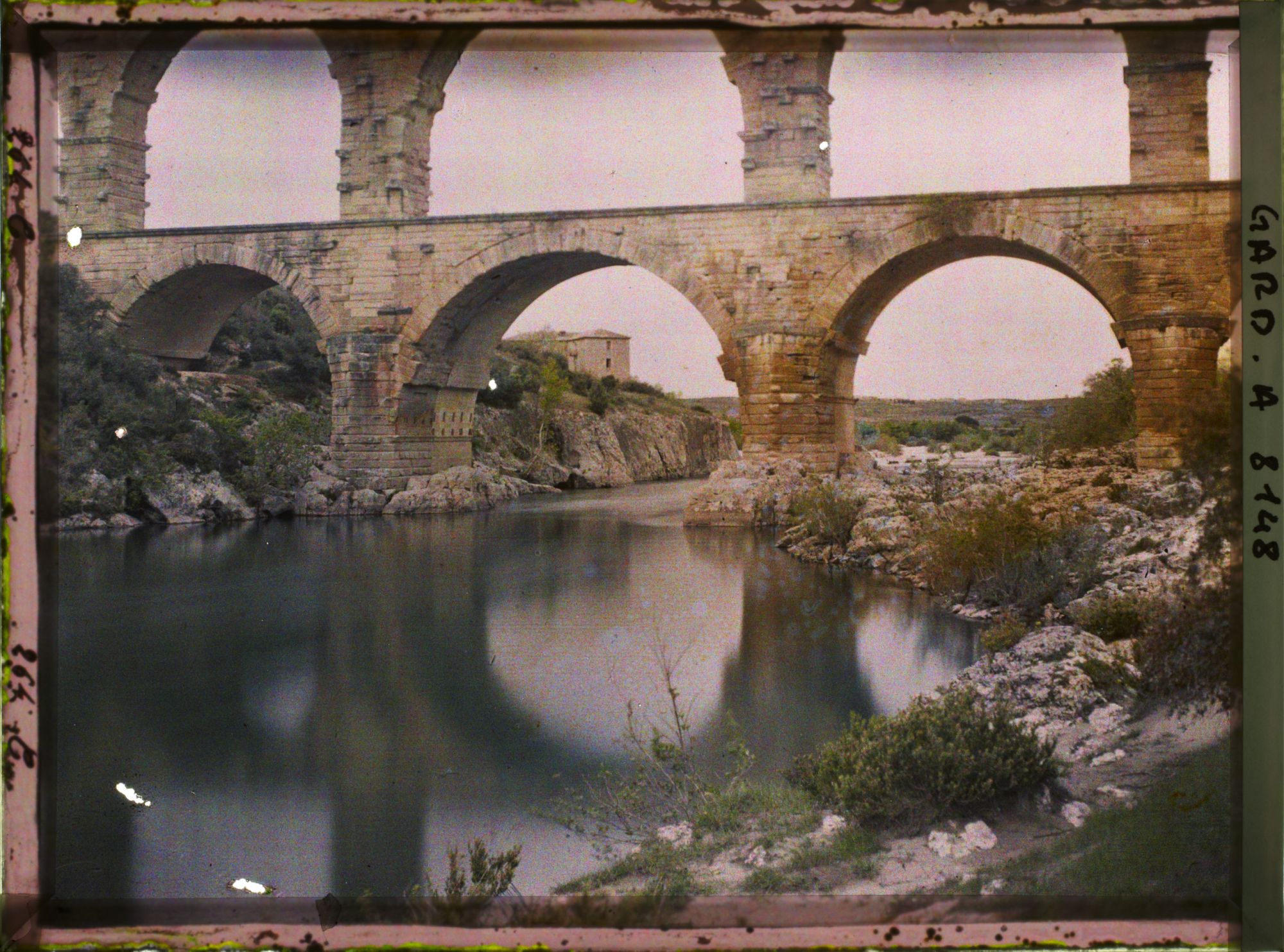Image représentant Le pont du Gard vu de l'amont