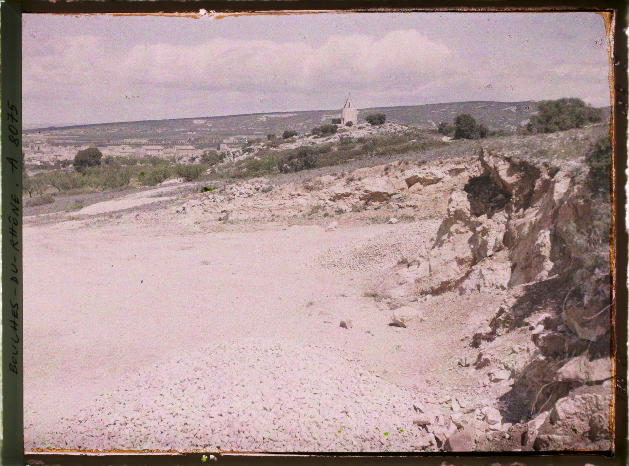 Image représentant Vue panoramique de la ville, avec un moulin