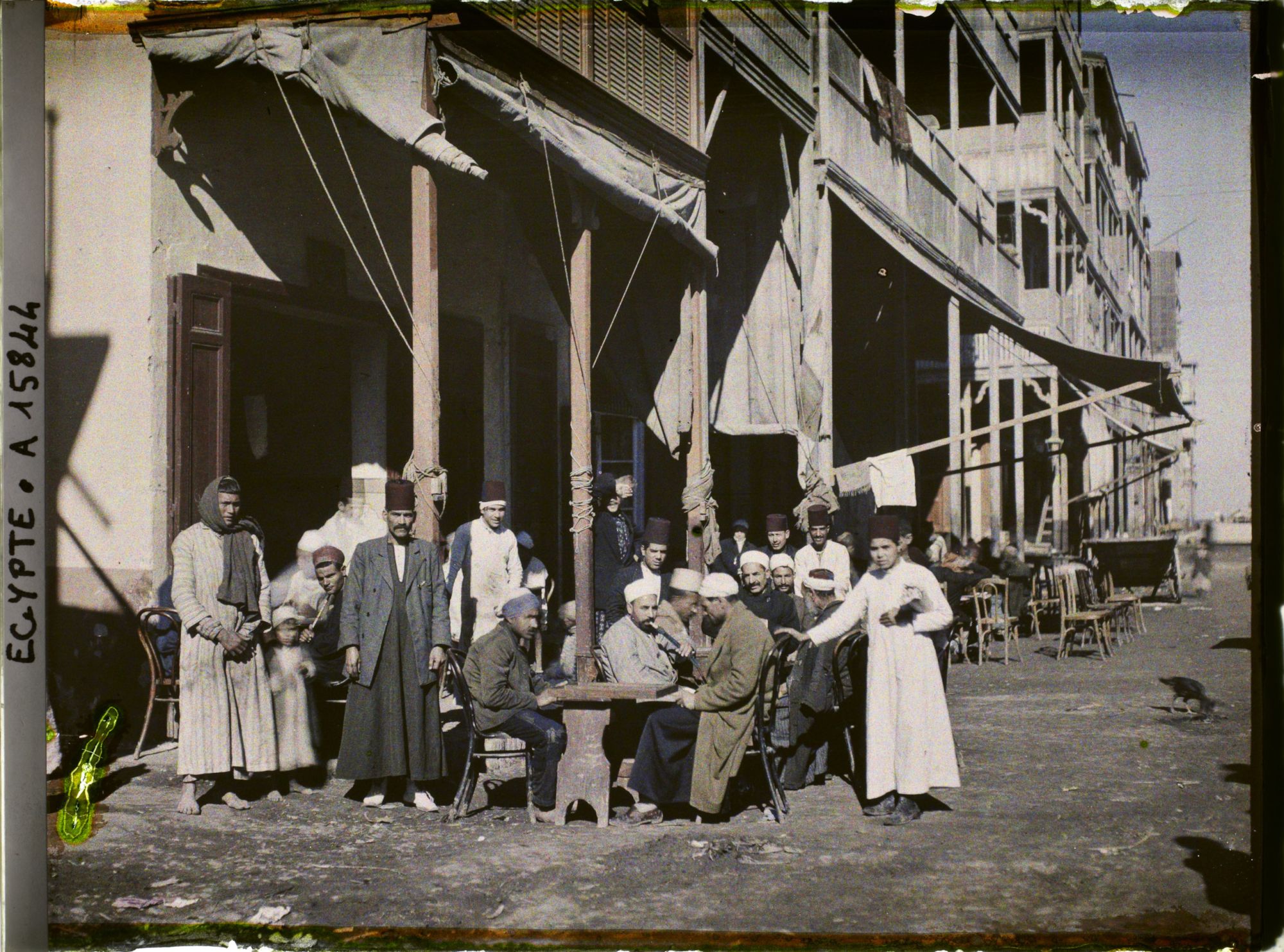 Image représentant Groupe d'hommes au café