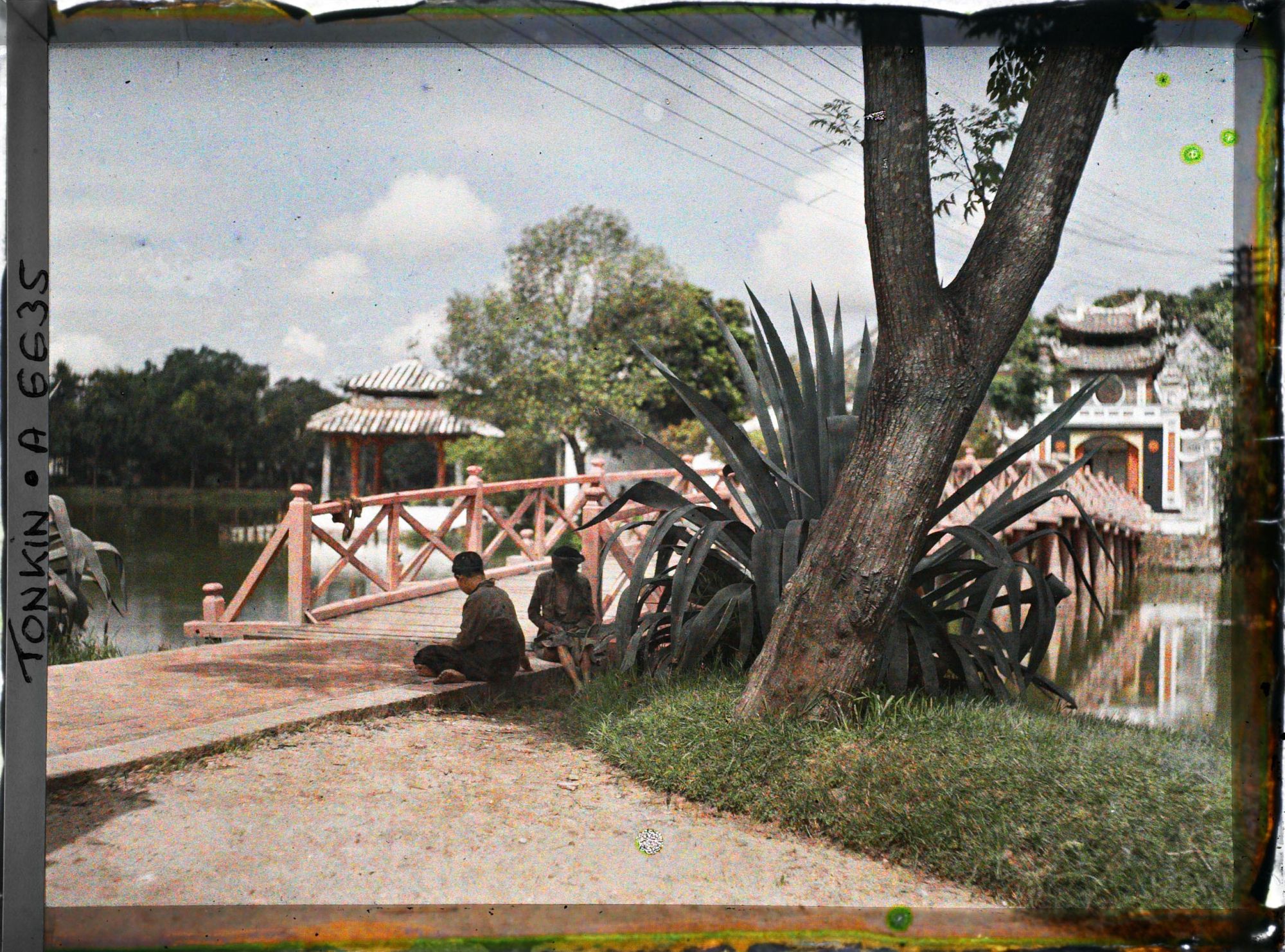 Image représentant Des mendiants à l'entrée de la passerelle reliant le temple Ngoc-so'n (appelé par les Européens "Pagode des Pinceaux"), situé sur "l'île de Jade" du Petit Lac, au rivage