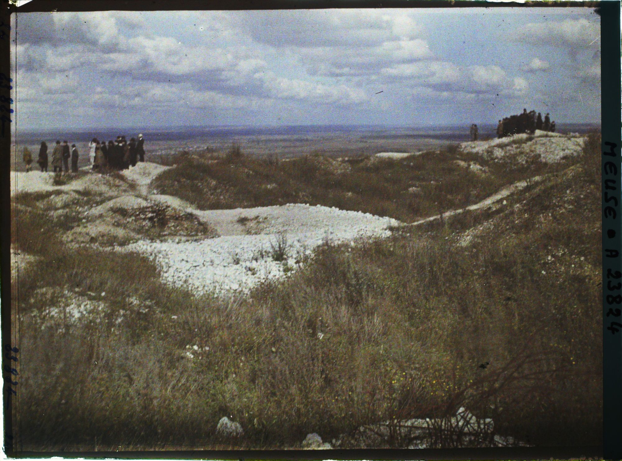 Image représentant France, Fort de Vaux, Le Sommet du fort & les Visiteurs