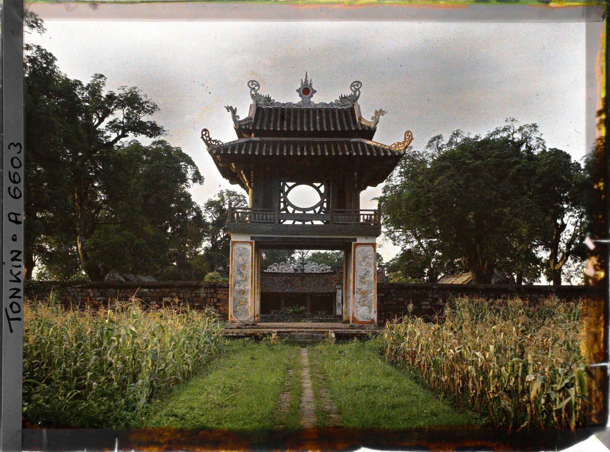 Image représentant Soleil couchant sur le Khue-van-cac (" Kiosque de la Littérature "), vu de la deuxième cour du Van-mieu