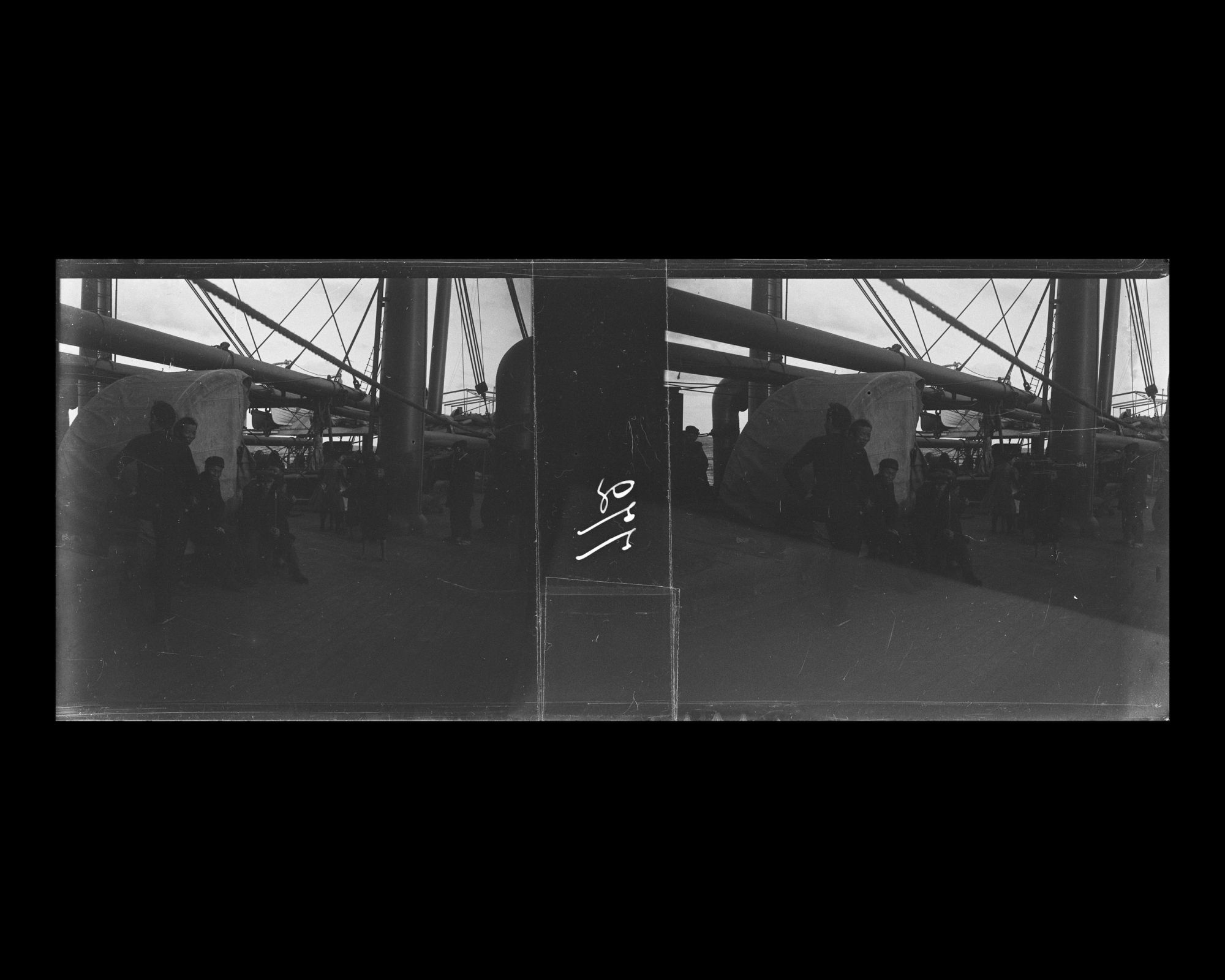 Image représentant Membres d'équipage ou passagers sur le pont arrière du navire