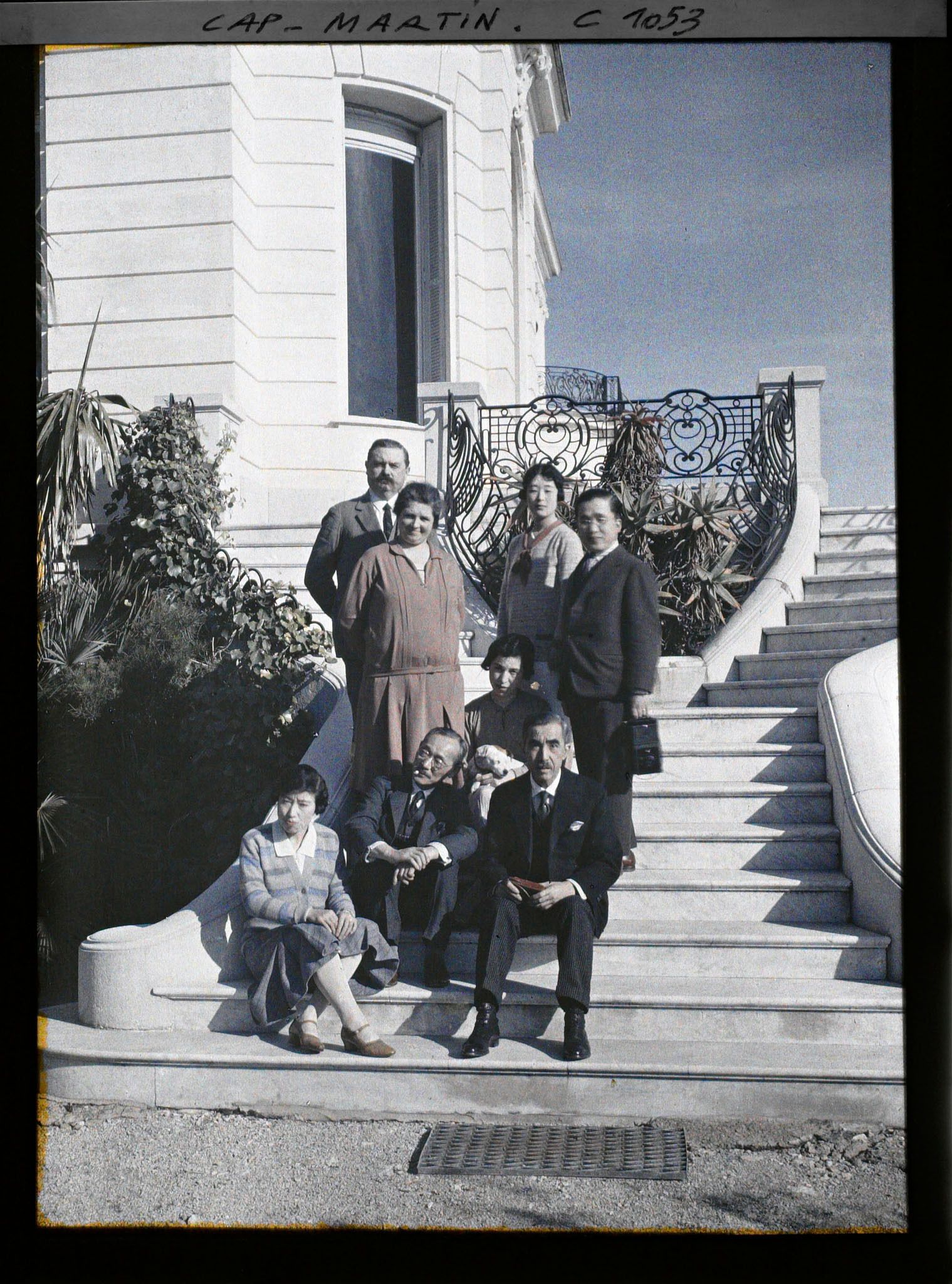 Image représentant Les époux Quigrat, intendants du domaine d'Albert Kahn, avec le prince et la princesse de Corée invités par Albert Kahn (avec leur suite, assise)