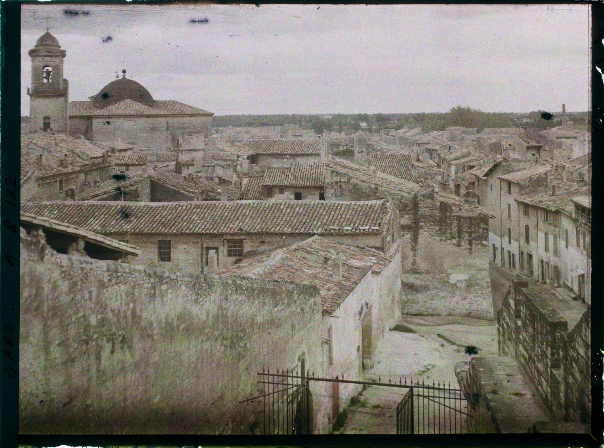 Image représentant Vue sur les toits de Beaucaire prise du parc du château