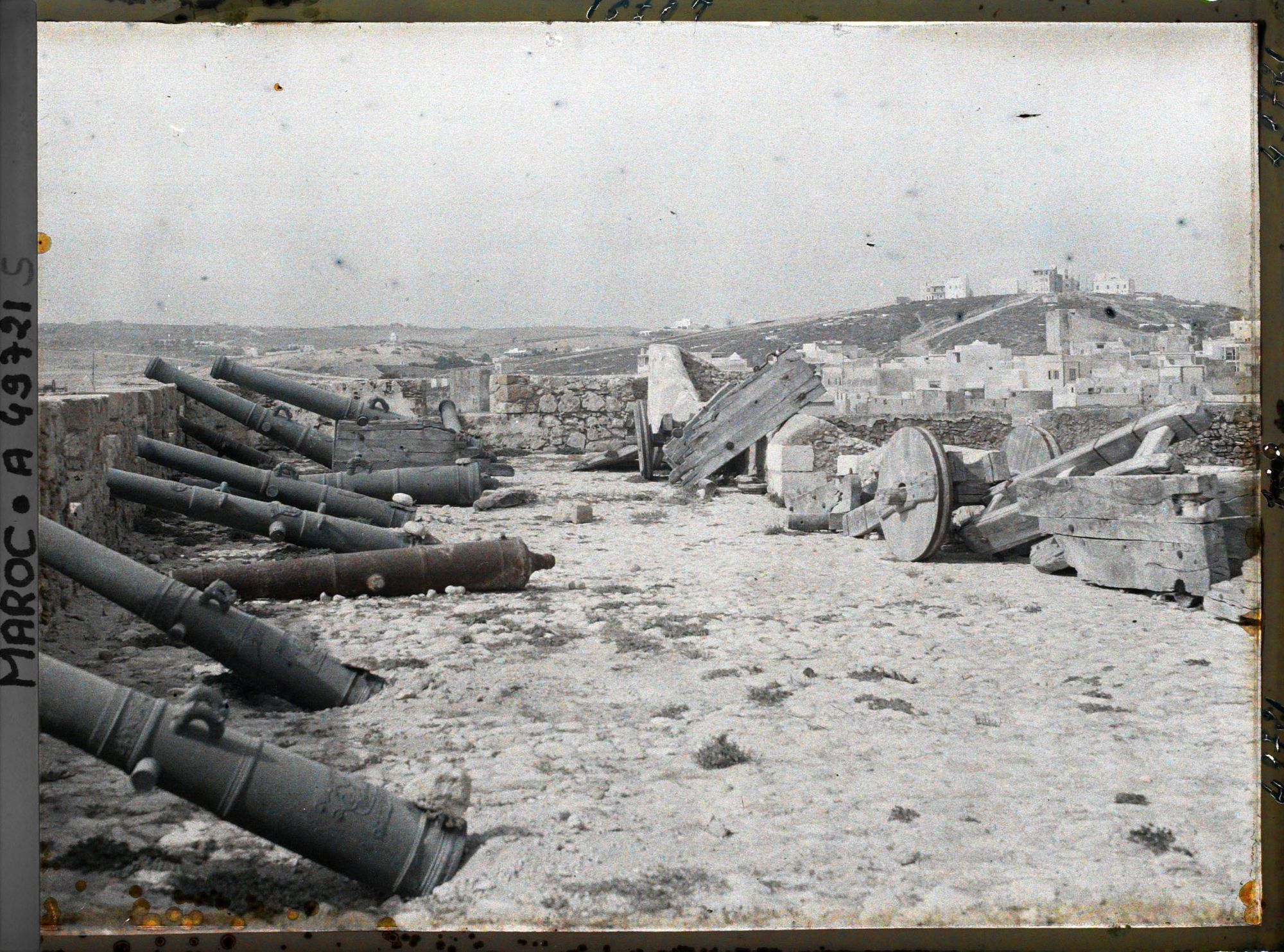 Image représentant Canons sur les remparts du Dar el-Bahar (" château de la mer ")