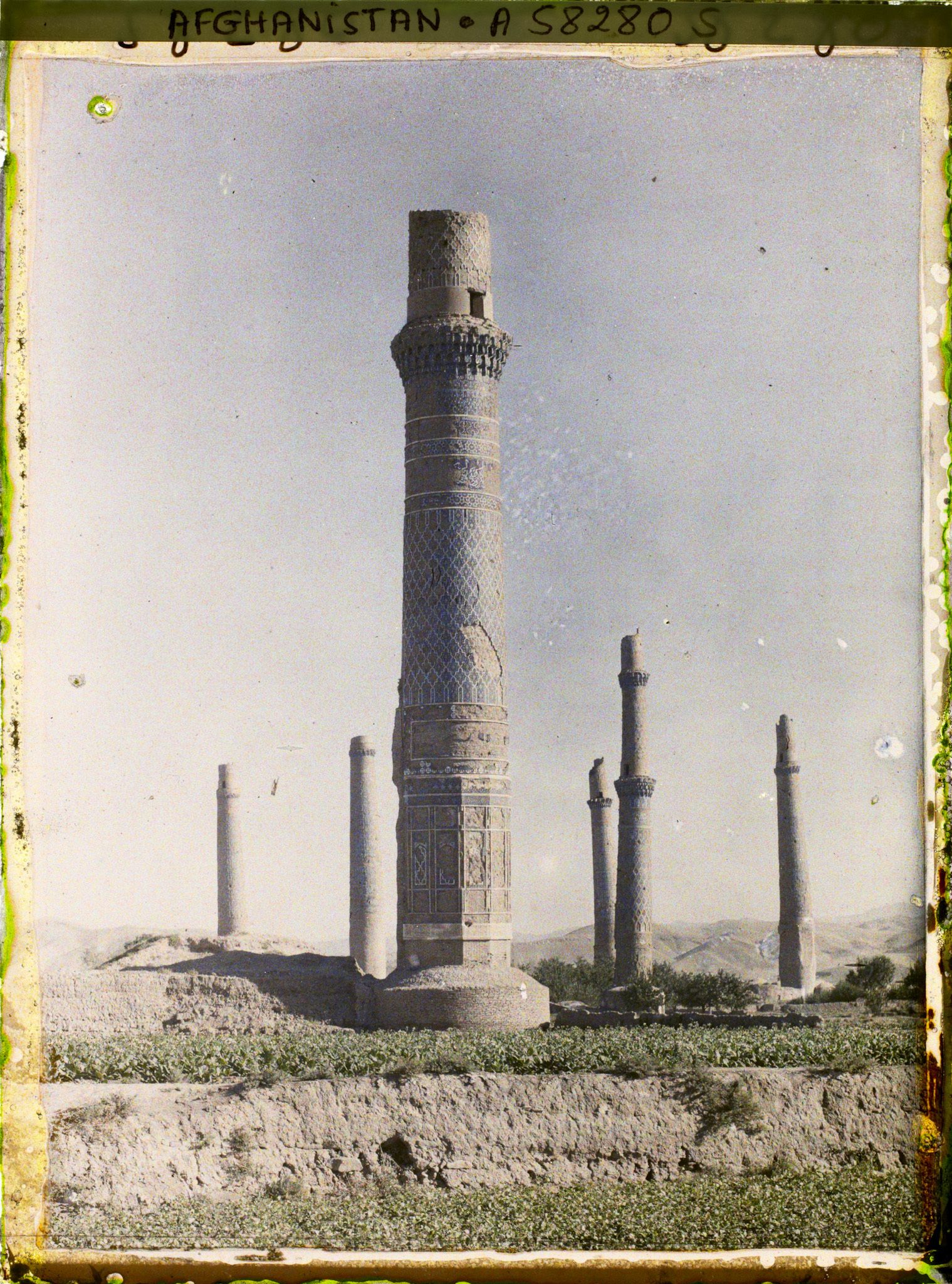 Image représentant (Un) minaret de la Musalla de Gawhar-Châd. Au second plan, celui de la Madrasa de Gawhar-Châd. Au troisième plan, ceux de la Madrasa Ni'Matiye