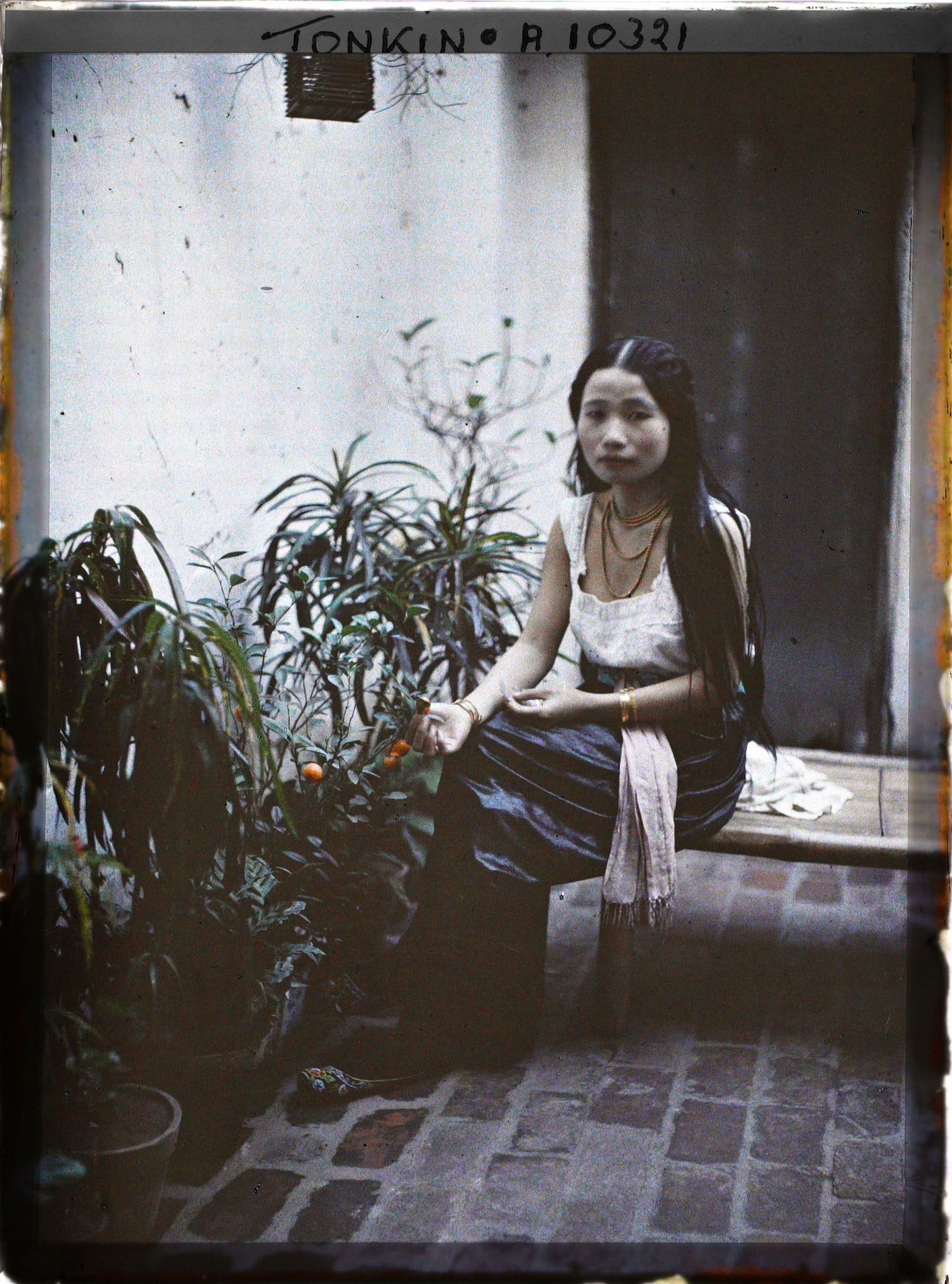 Image représentant Une jeune élégante de classe aisée en caraco, cheveux dénoués, au moment de sa toilette