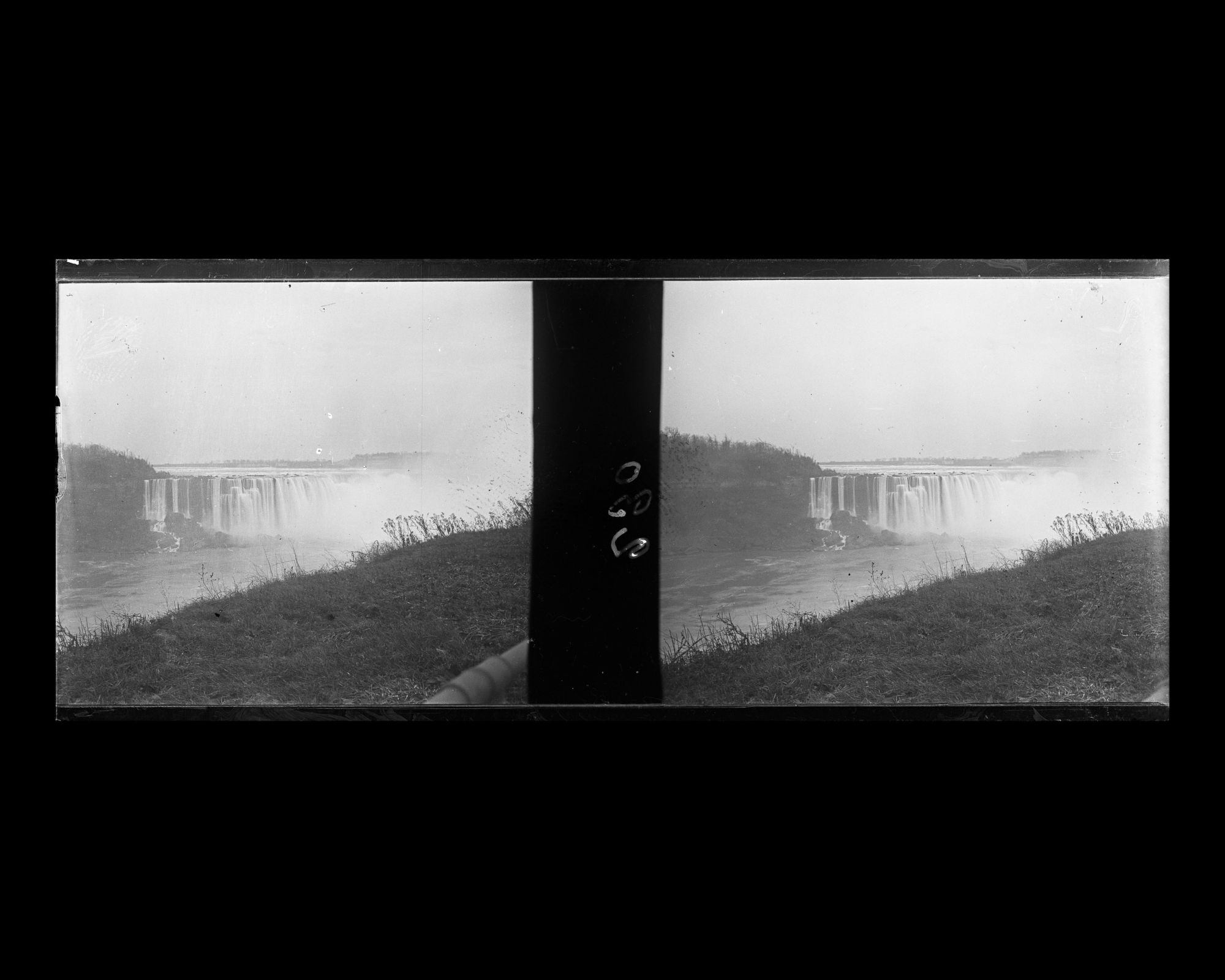 Image représentant Vue de la chute du Fer à Cheval, prise depuis le côté canadien