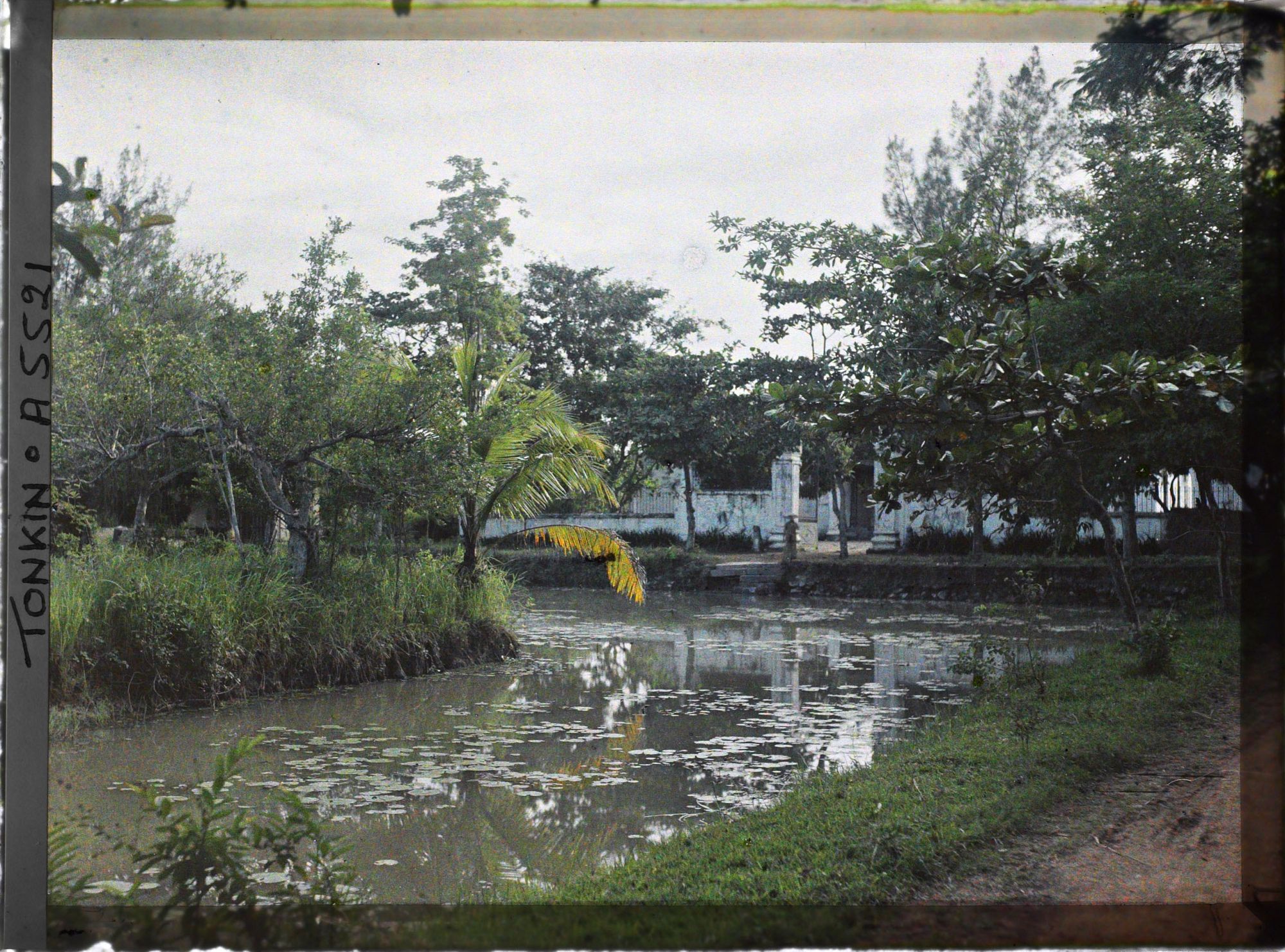 Image représentant La cour intérieure et le bassin du domaine de Thai-ha, ancienne propriété de Hoang Cao Khai, dernier Kinh lu'o'c (vice-roi) du Tonkin