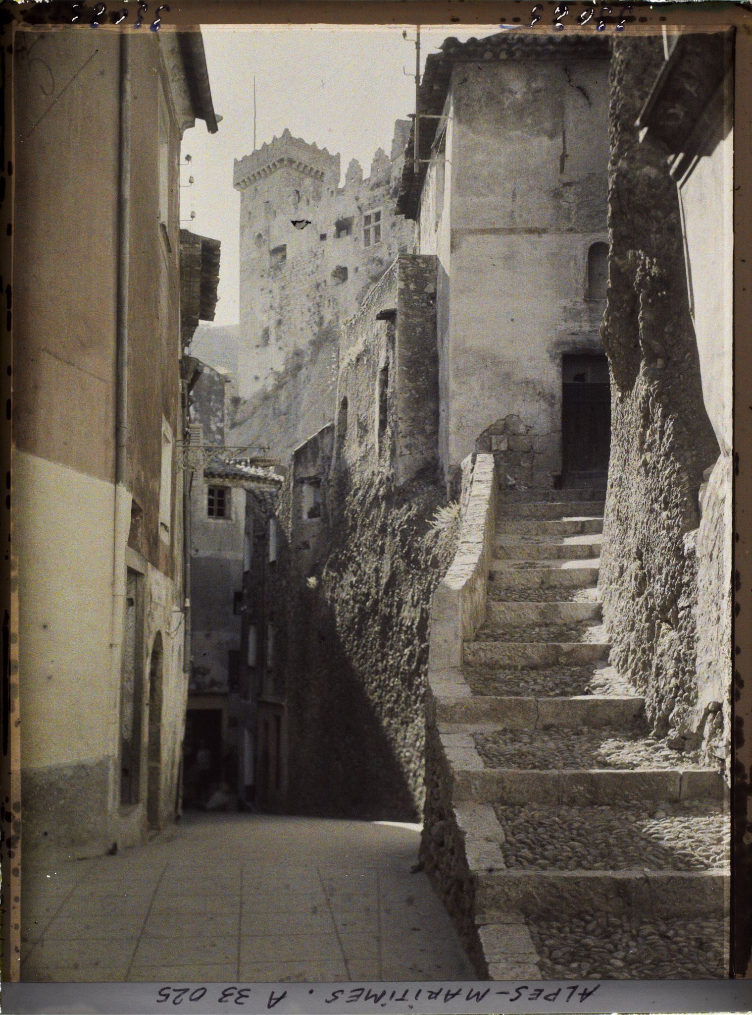 Image représentant Une rue du village dominée par le château
