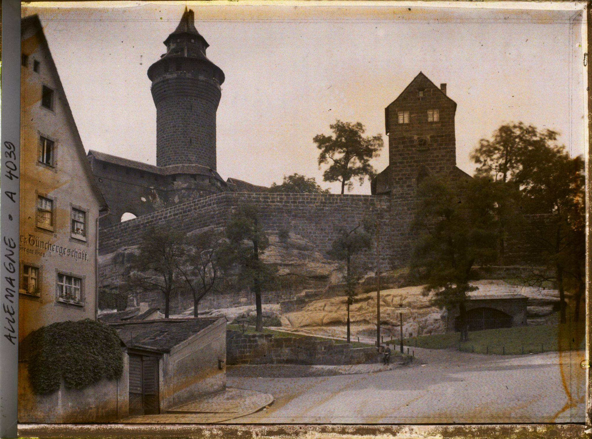 Image représentant Vue de l'enceinte et des tours du Kaiserburg, le château impérial