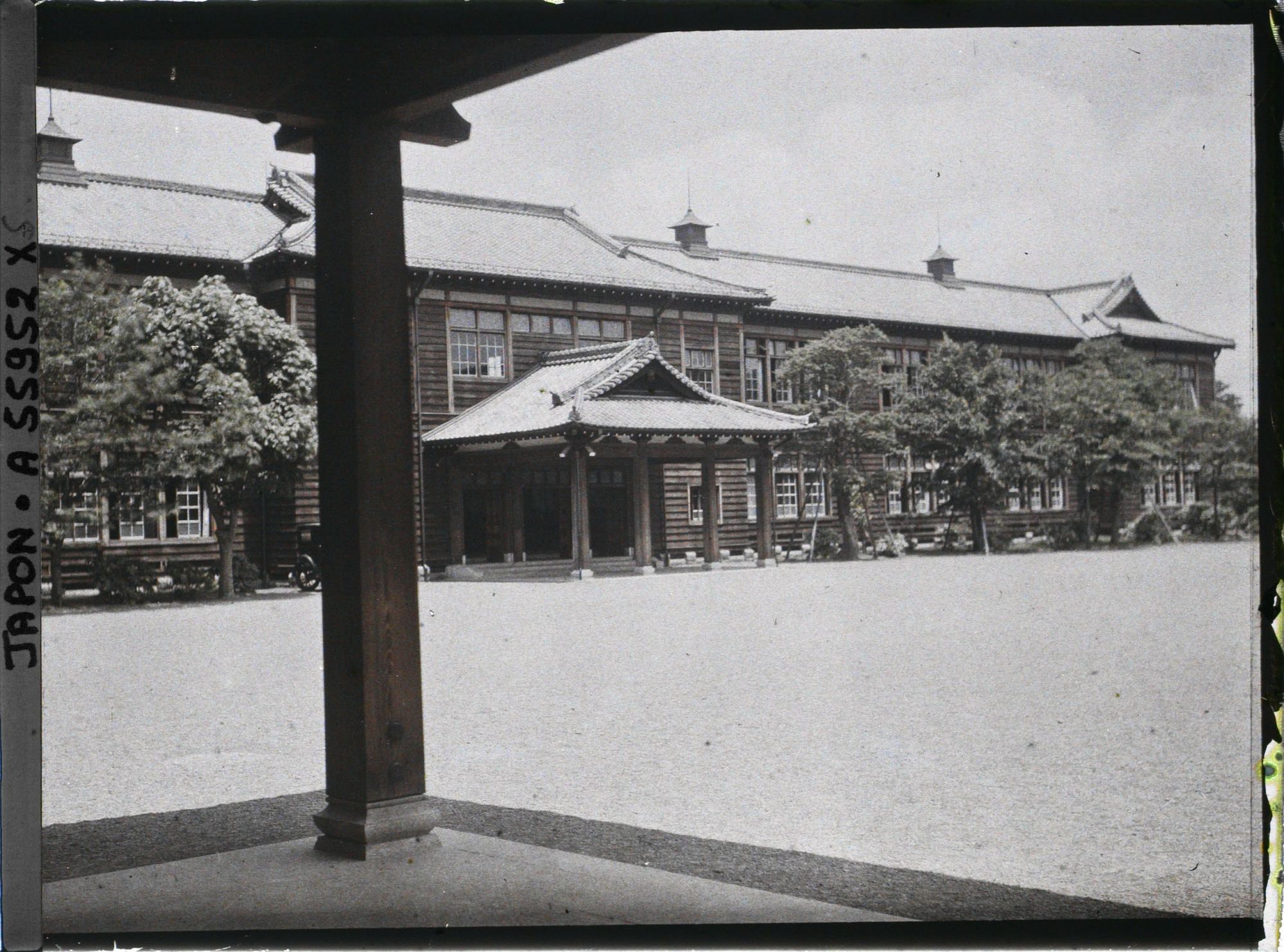 Image représentant Ecole d'Aoyama ou bien école Gakushuin réservée à l'aristocratie (?)