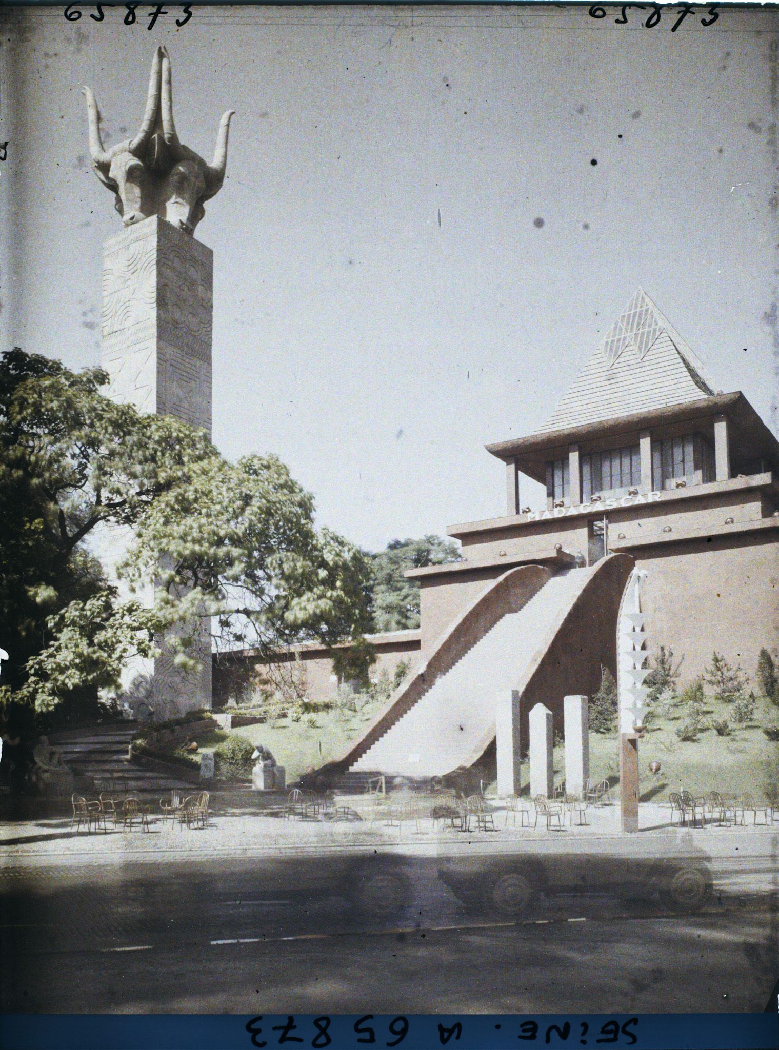 Image représentant L'Exposition Coloniale Internationale de 1931, le pavillon de Madagascar et la tour des Bucranes