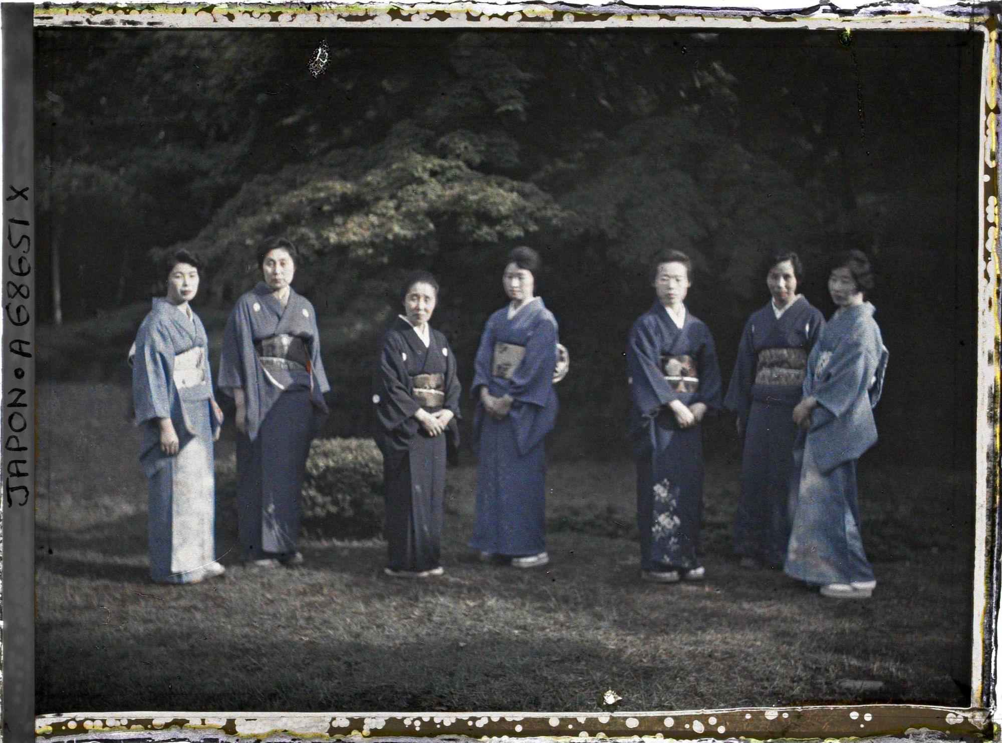 Image représentant Résidence de la famille Asaka : femmes de la suite de la princesse Asaka (Nobuko)